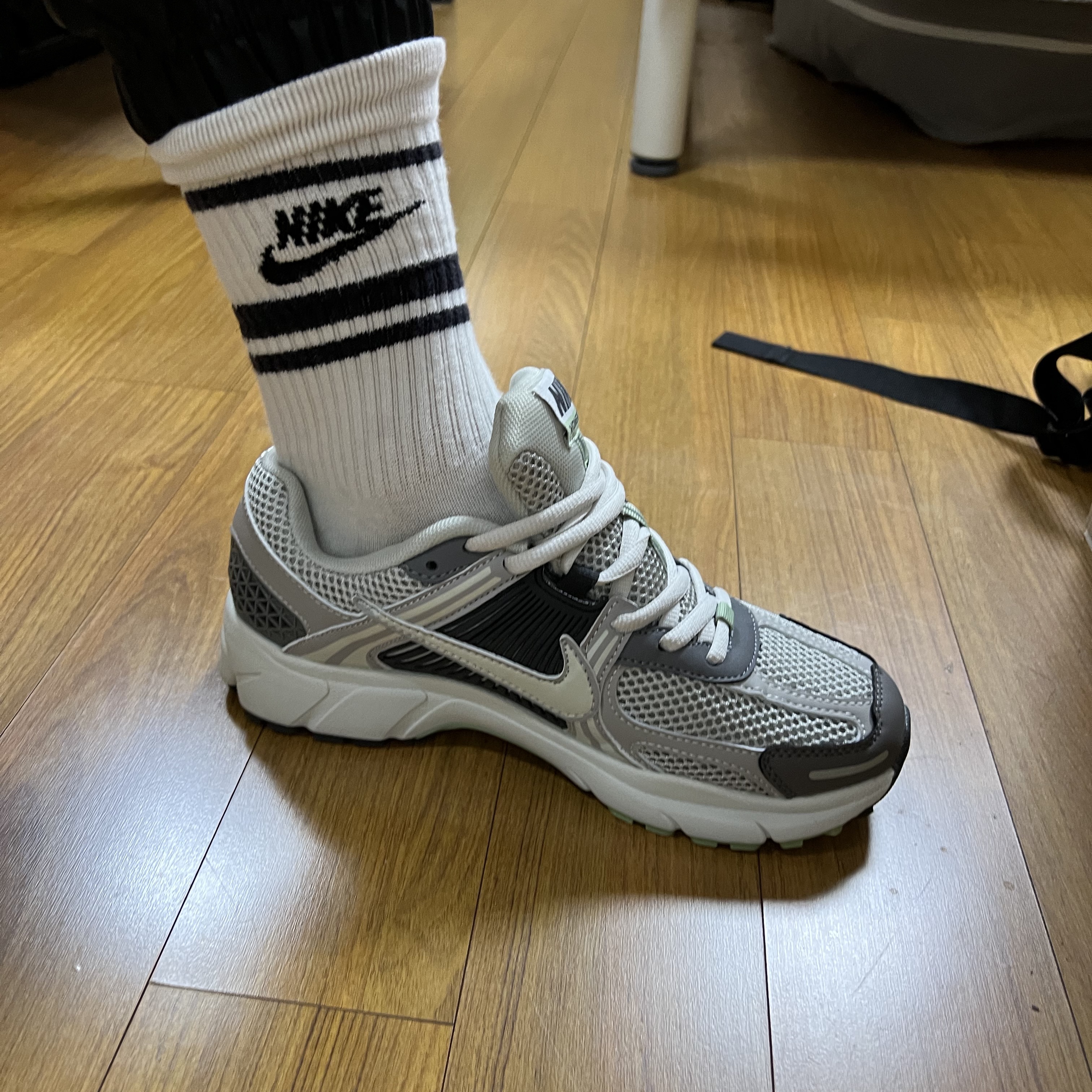 (W) Nike Zoom Vomero 5 Cobblestone and Flat Pewter 착용 스타일 - 2