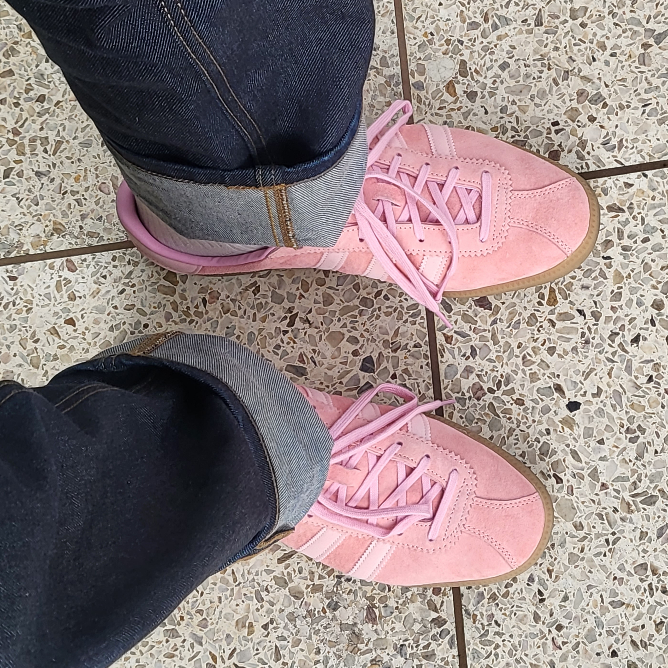 Adidas Bermuda Glow Pink 착용 스타일