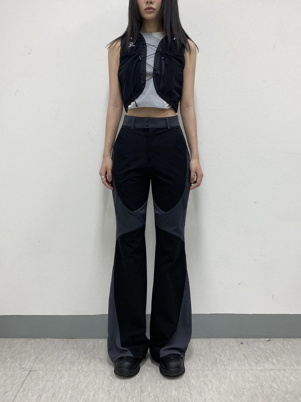 Art of Field Slit Mesh Sleeveless Shirt Blue Gray, Art of Field Bootscut Long Pants Black 착용 스타일 - 1