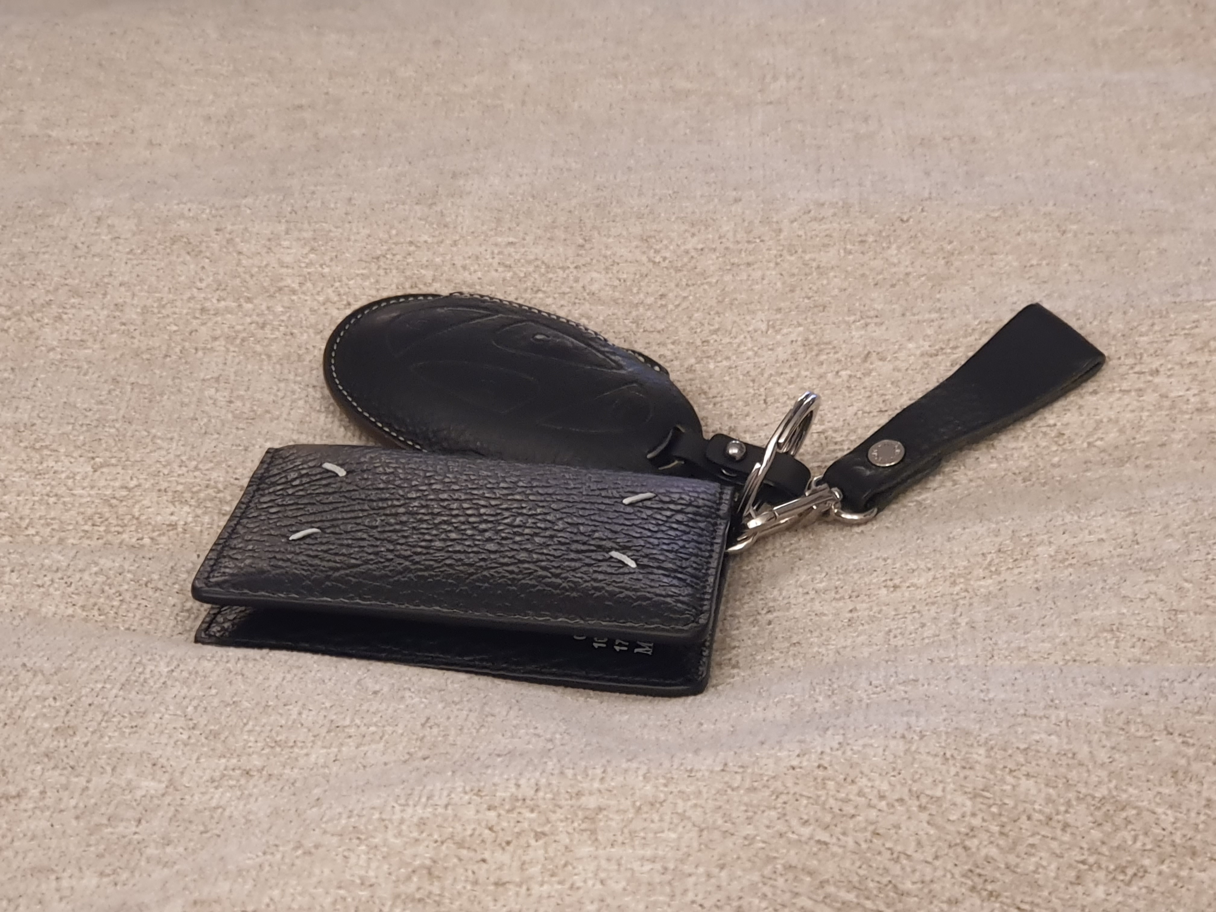Maison Margiela Keyring Wallet Black 착용 스타일