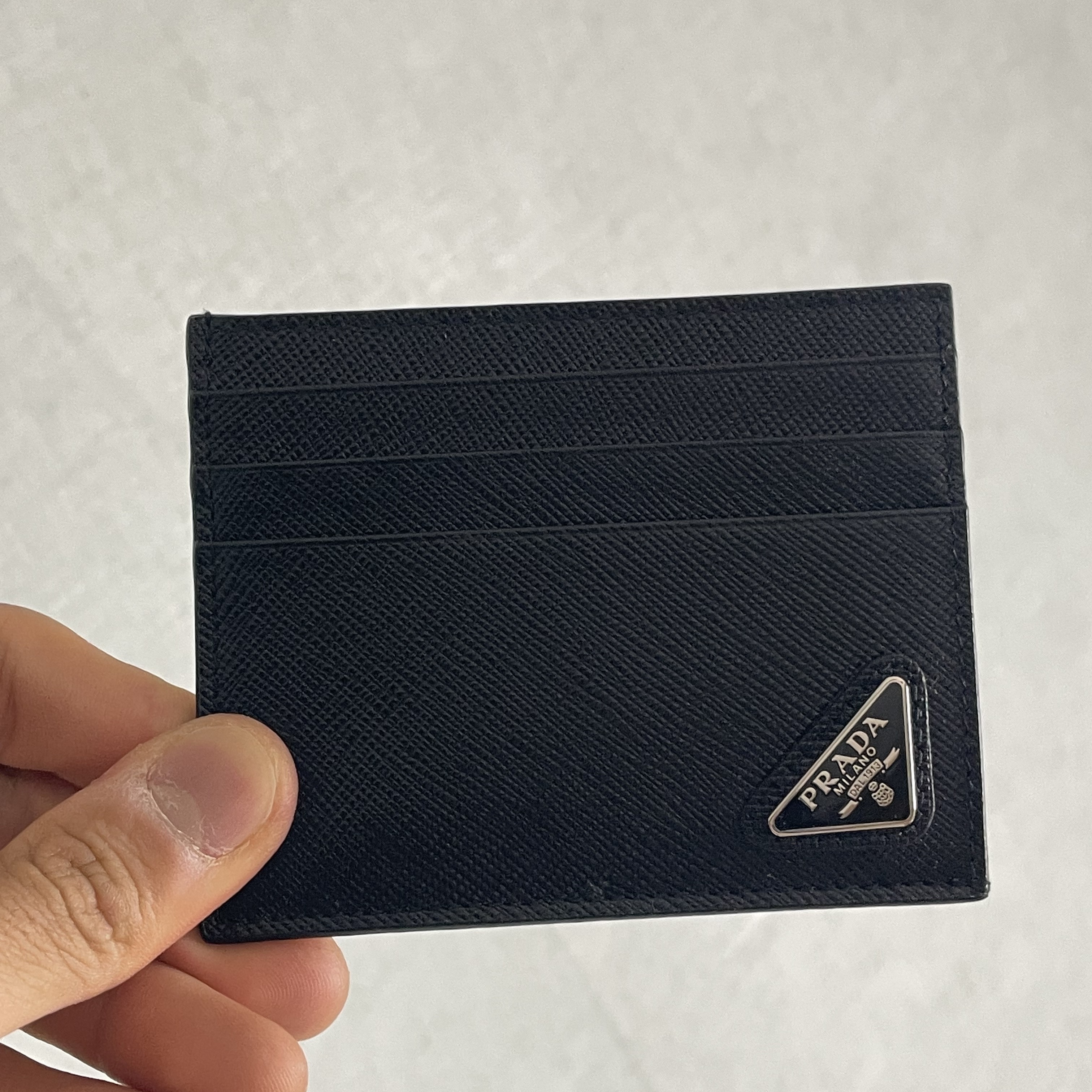 Prada Saffiano Leather Card Holder Black 착용 스타일 - 1