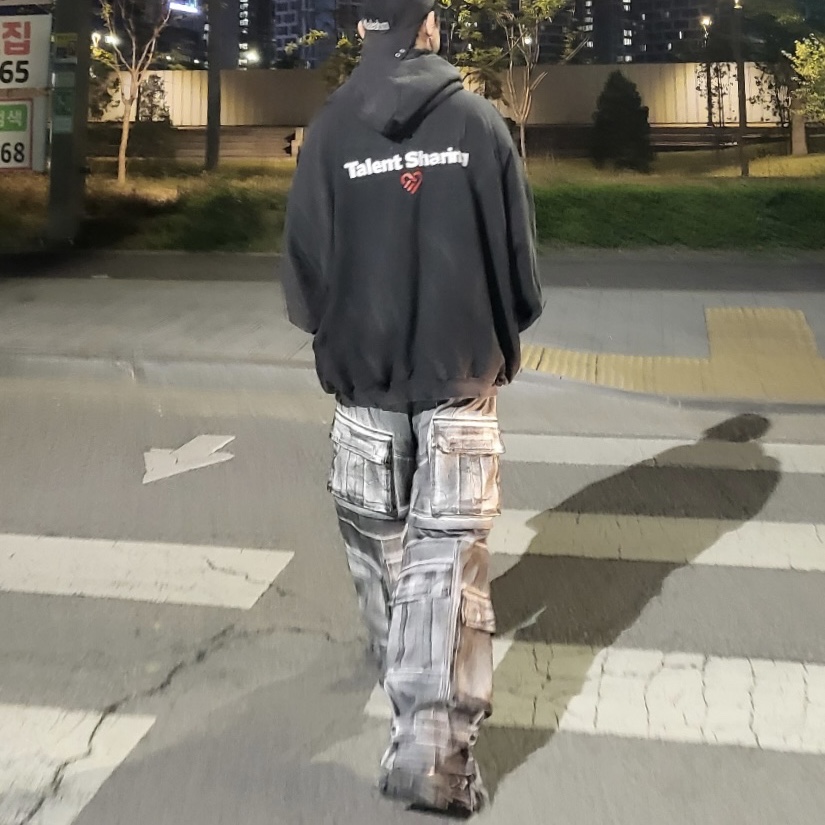 프로젝트 G/R 페인티드 데님 카고 더티 화이트, 프로젝트 G/R 베리파이드 오르가즘 도너 후드 더티 블랙 착용 스타일 - 3