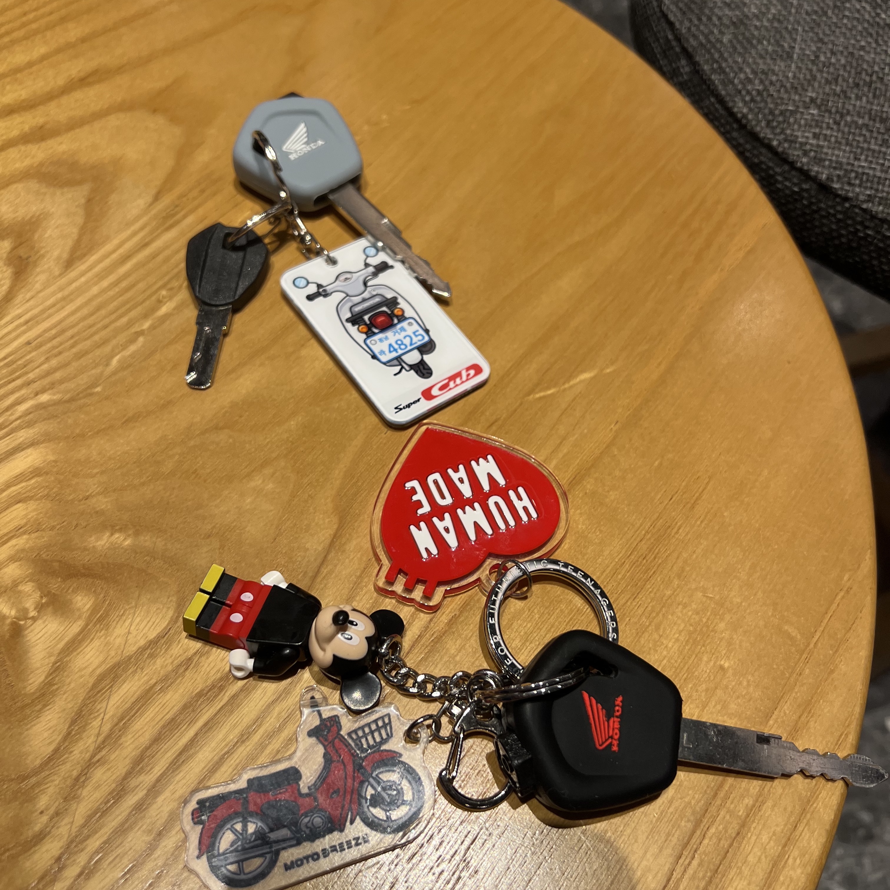 Human Made Heart Keyring Red 착용 스타일