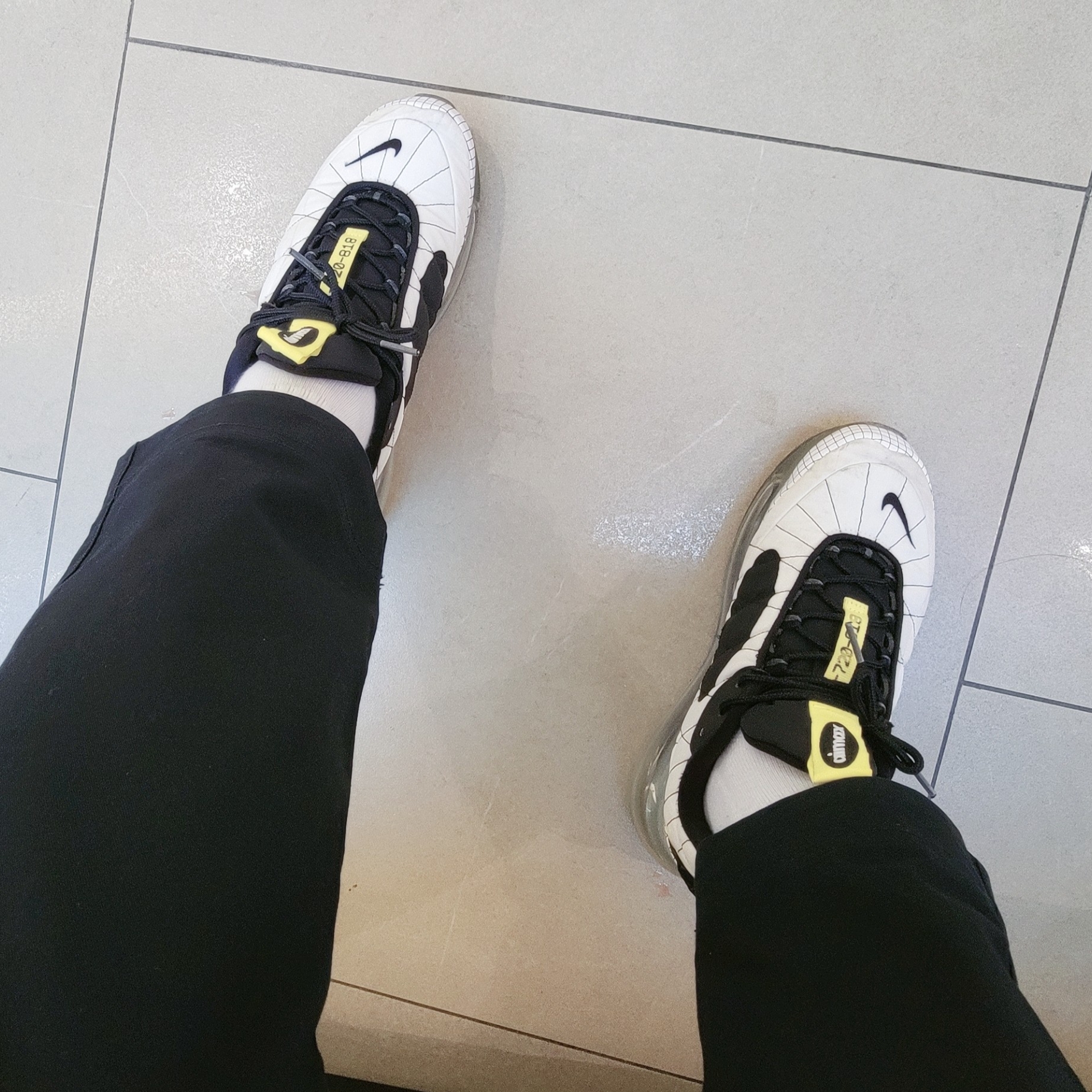 Nike Air Max 720-818 Yellow, Nike Air Max 97 Black White Anthracite 착용 스타일 - 1