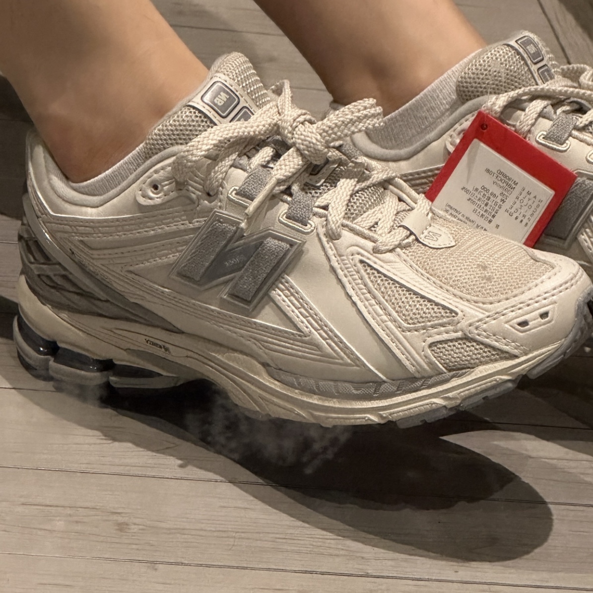 New Balance 1906R Off White 착용 스타일