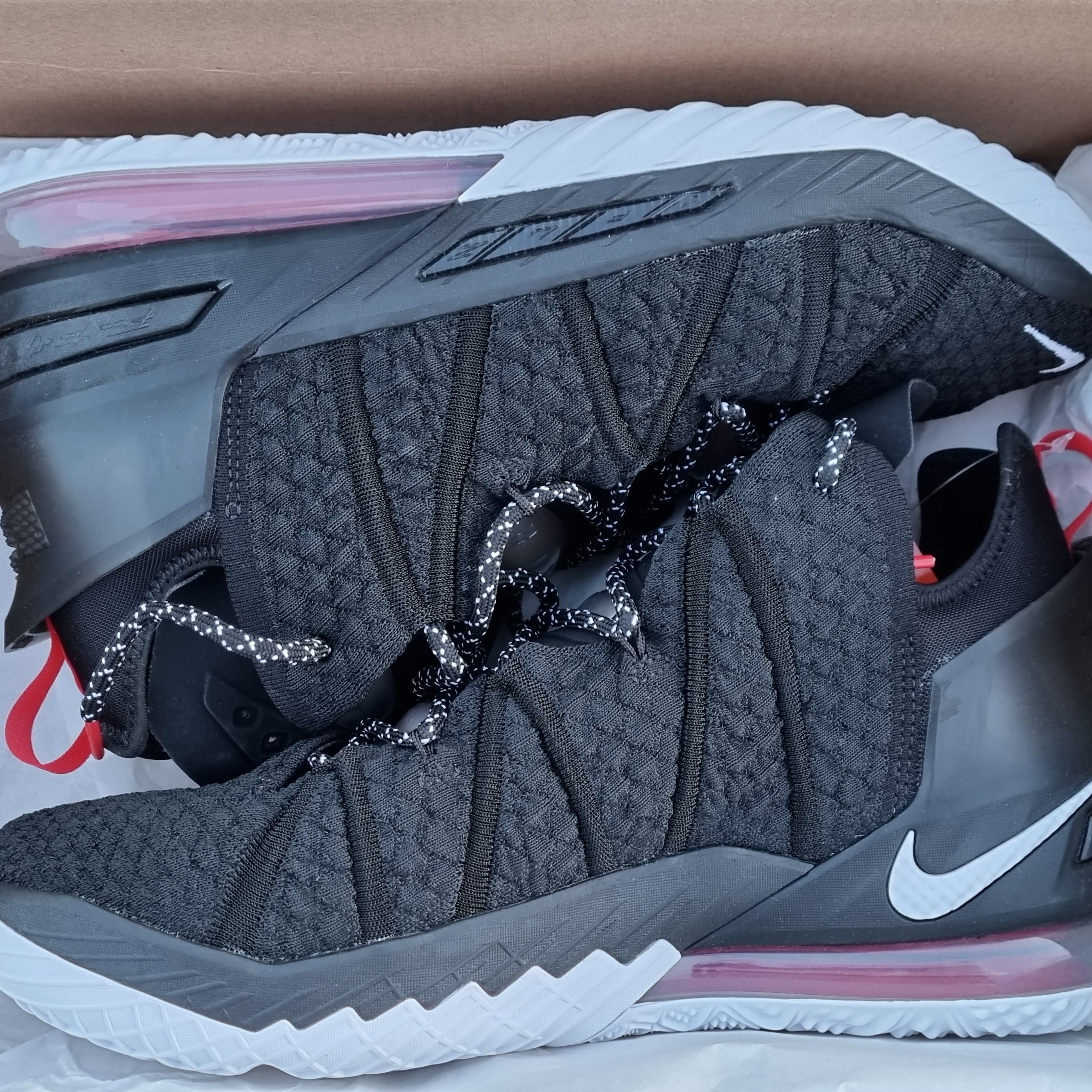 Nike LeBron 18 Black University Red 착용 스타일
