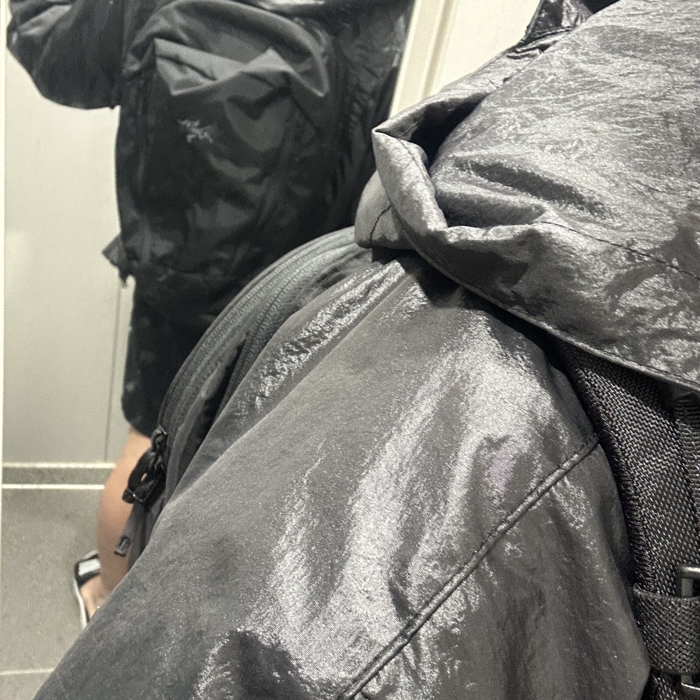 Arc'teryx Mantis 26 Backpack Black 착용 스타일