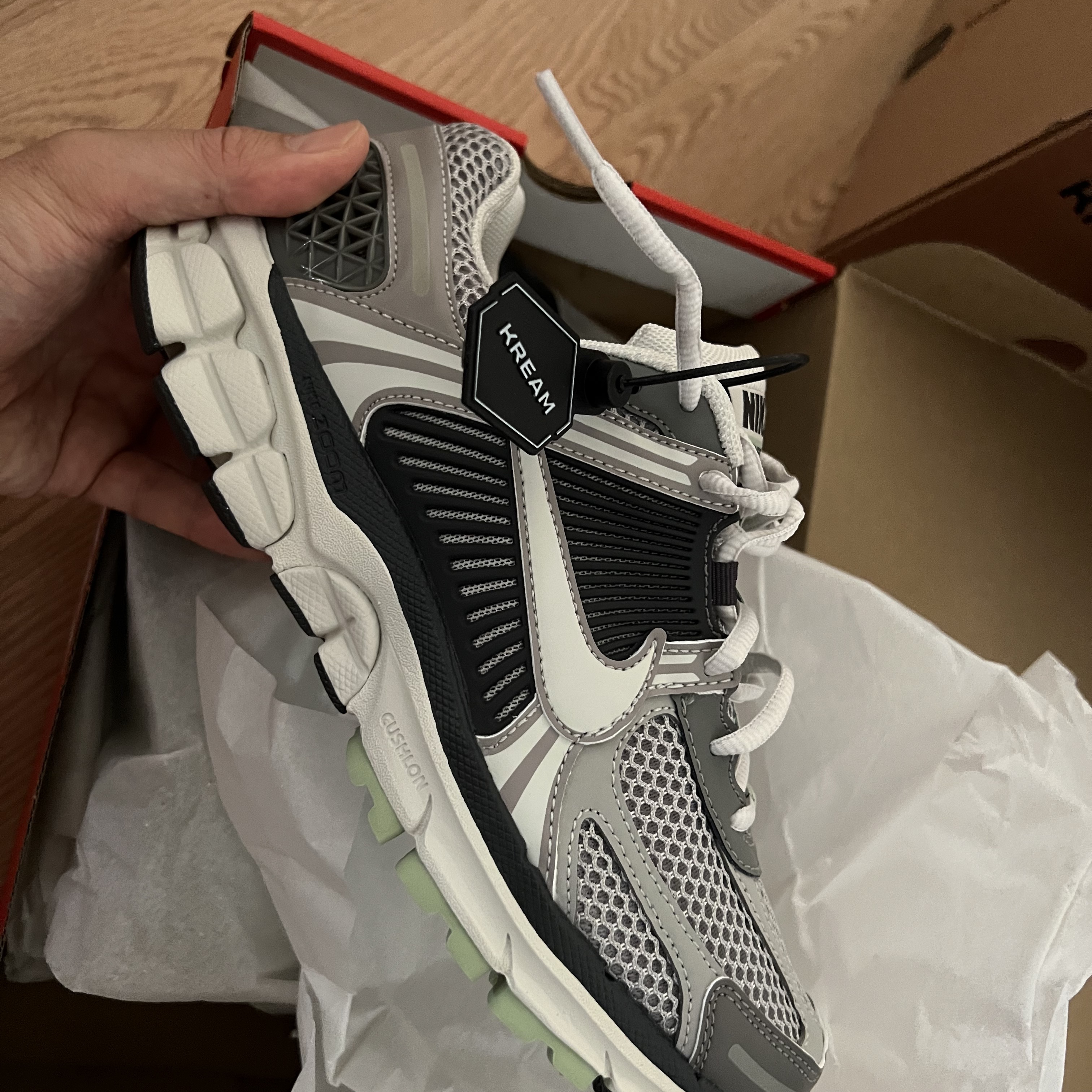(W) Nike Zoom Vomero 5 Cobblestone and Flat Pewter 착용 스타일 - 3