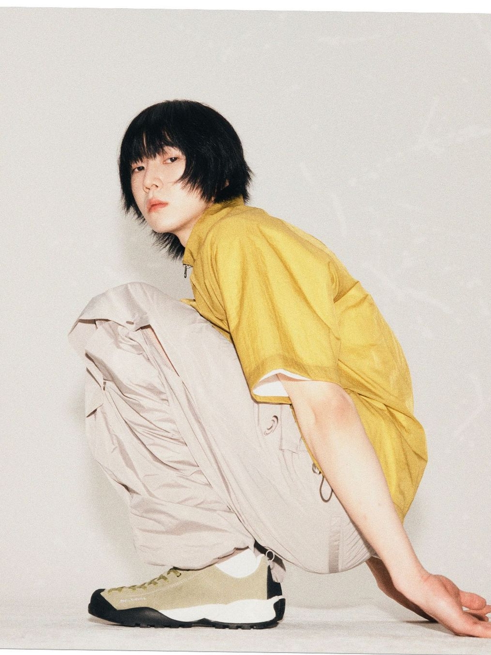 아트오브필드 패커블 숏슬리브 하프 자켓 라임, 아트오브필드 쿨 슬릿 롱 팬츠 베이지 그레이 착용 스타일 - 1