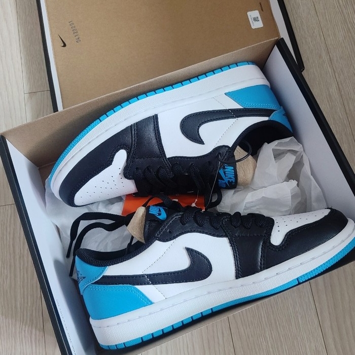 (W) Jordan 1 Retro Low OG Black and Dark Powder Blue, Jordan 1 x Travis Scott Retro Low OG SP Sail and Ridgerock 착용 스타일 - 1