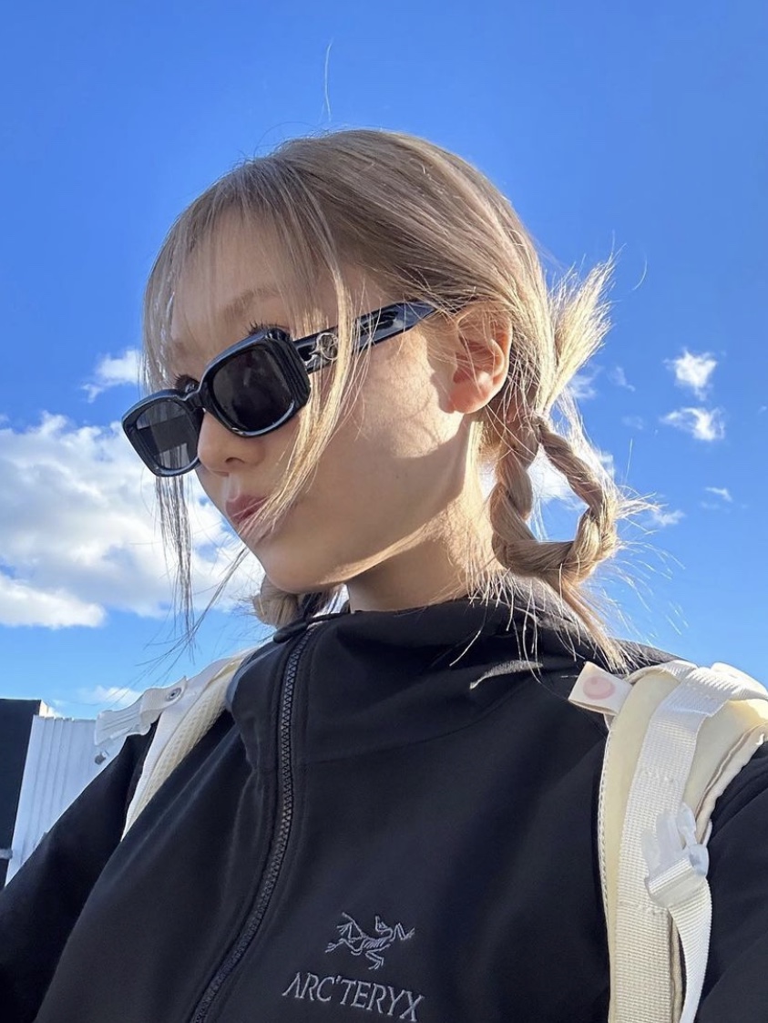 Gentle Monster The Bell 01 Black, (W) Arc'teryx Beta LT Jacket Black 착용 스타일 - 2