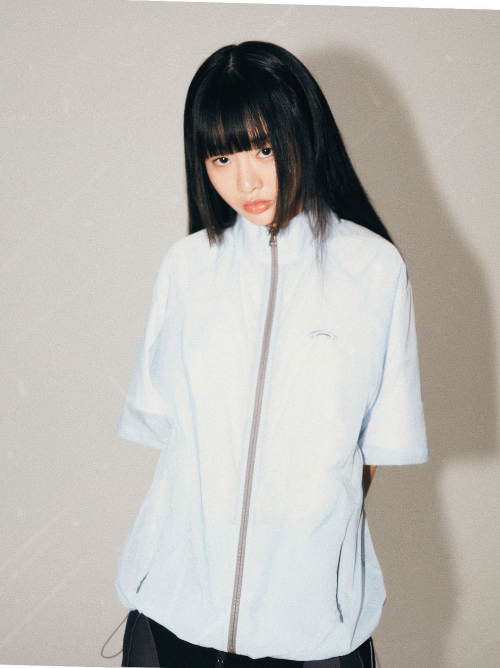 Art of Field Unbalanced Midi Skirt Black, Art of Field Packable Short Sleeved Half Jacket Ice 착용 스타일 - 3