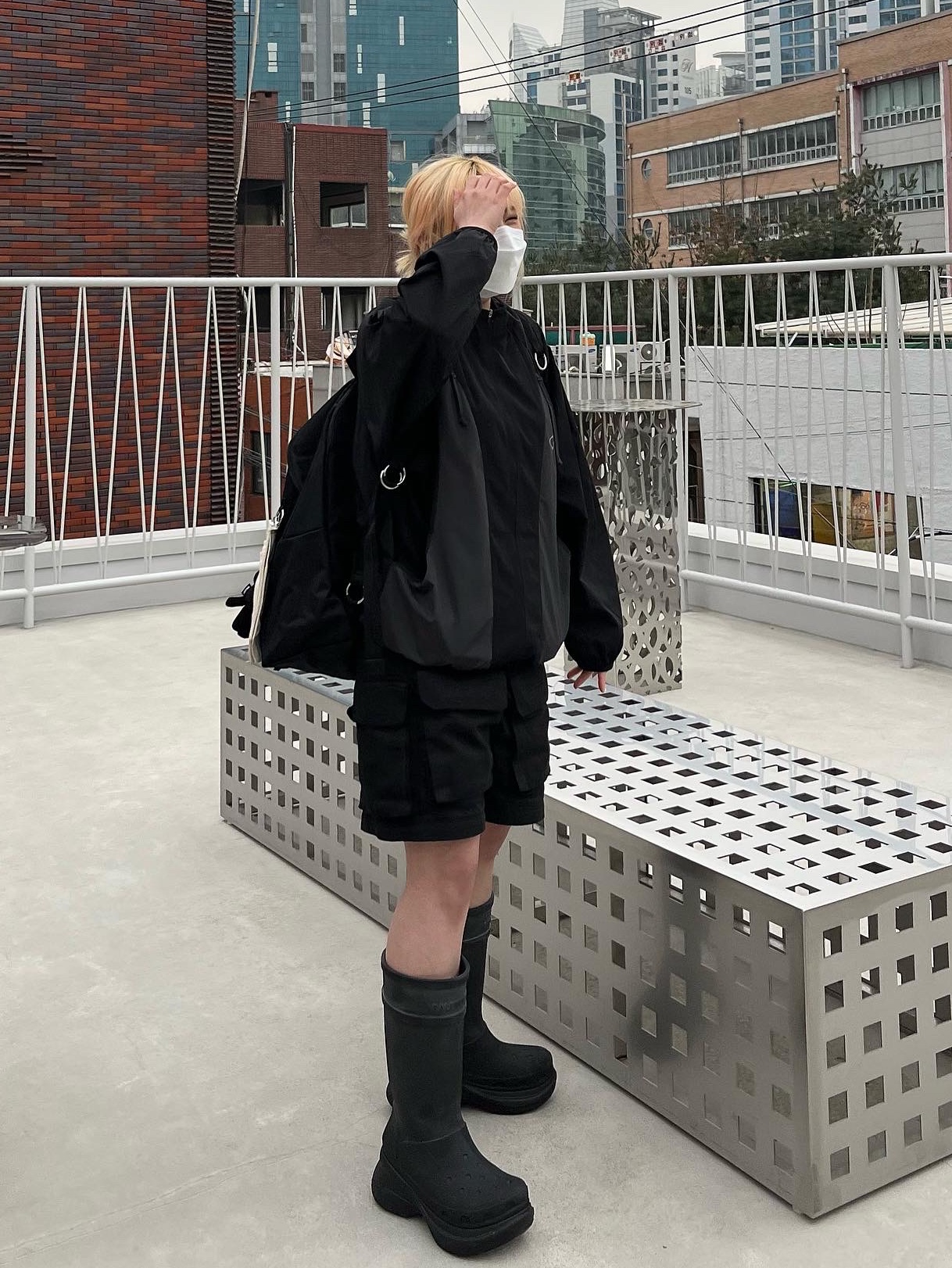 (W) 미스치프 SS 컬러블록 윈드브레이커 블랙, 발렌시아가 x 크록스 러버 부츠 블랙 착용 스타일 - 1