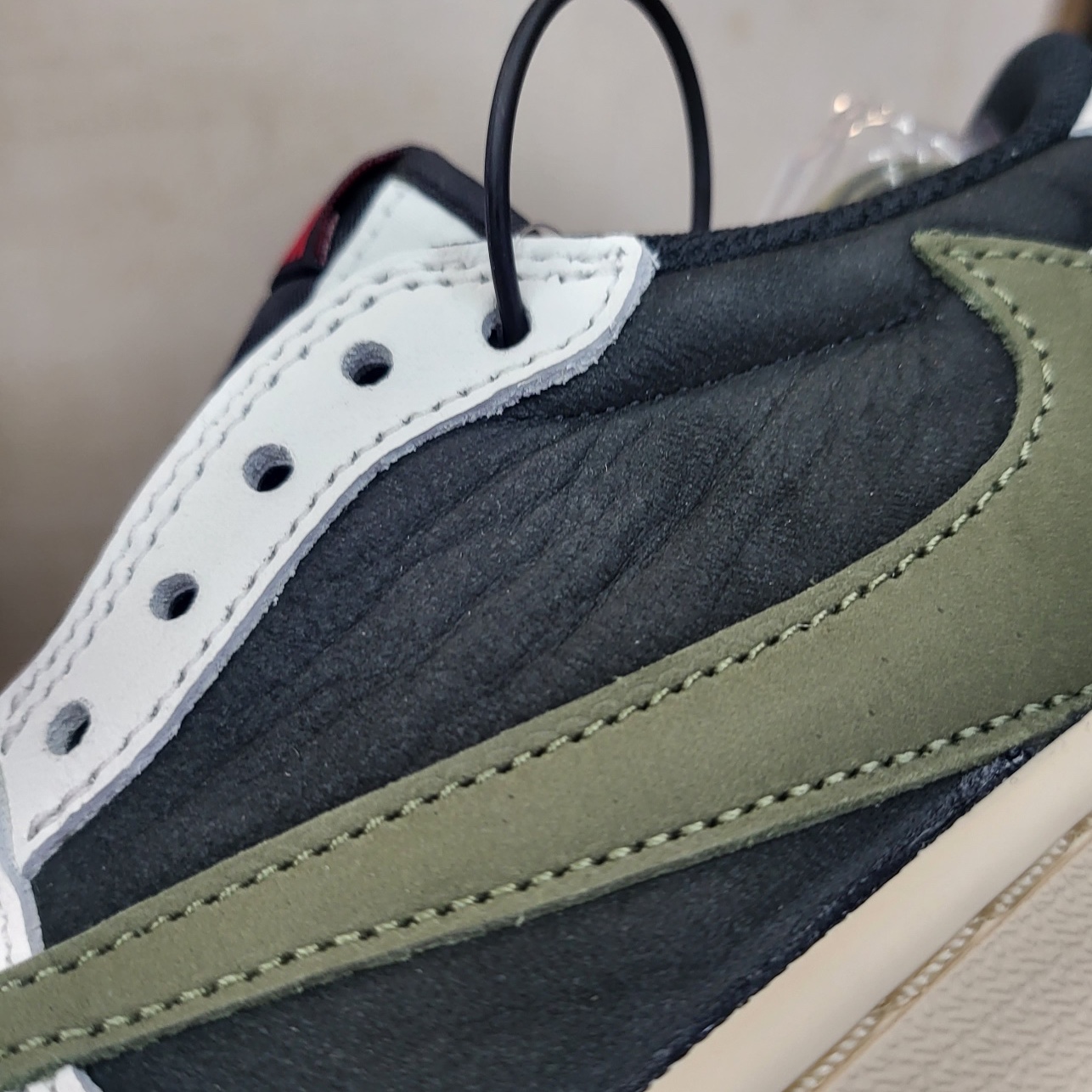 (W) Jordan 1 x Travis Scott Retro Low OG SP Medium Olive 착용 스타일 - 2