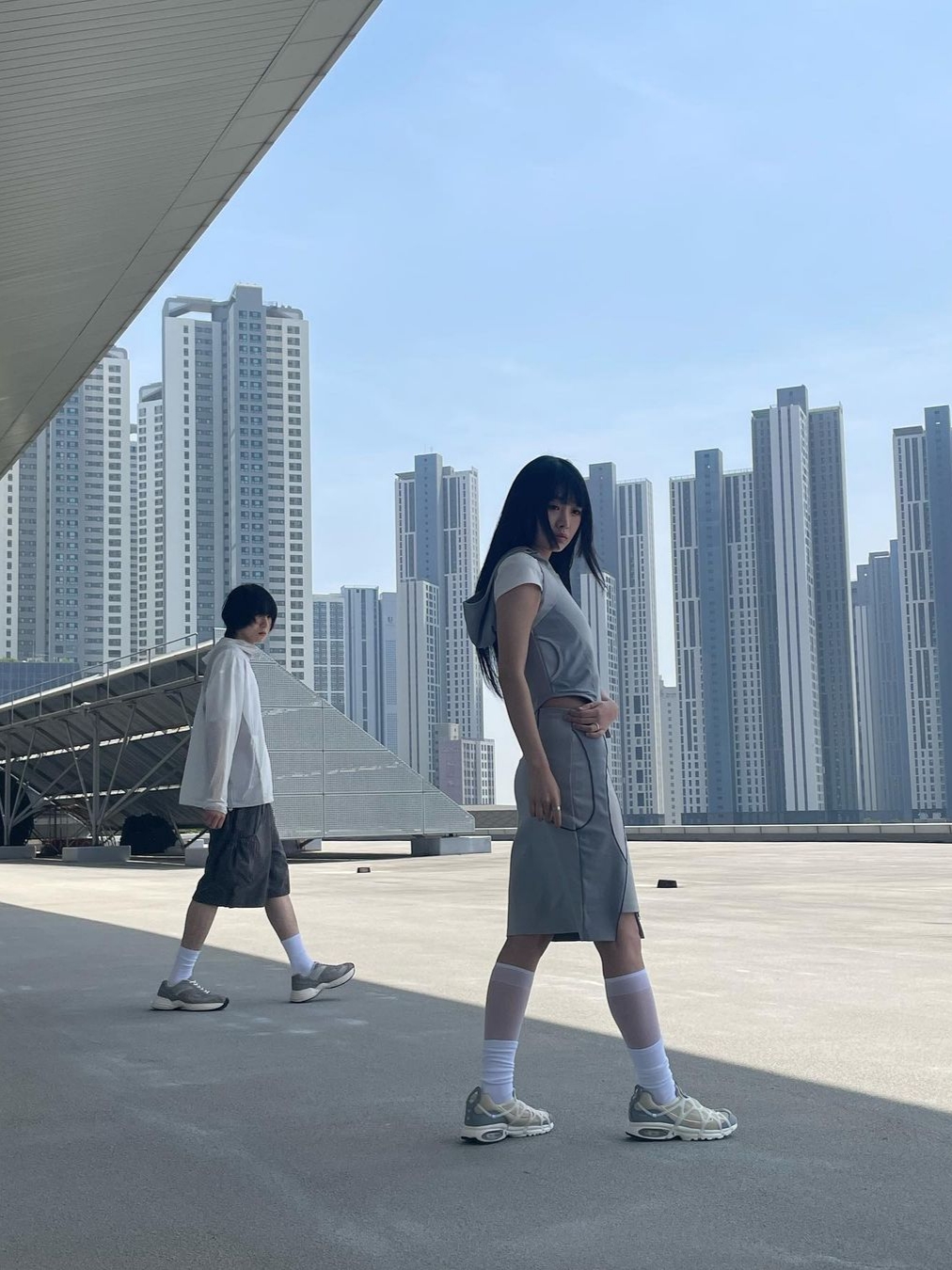 Art of Field Short Hooded Vest Jacket Lihgt Gray, Art of Field Unbalanced Midi Skirt Light Gray 착용 스타일