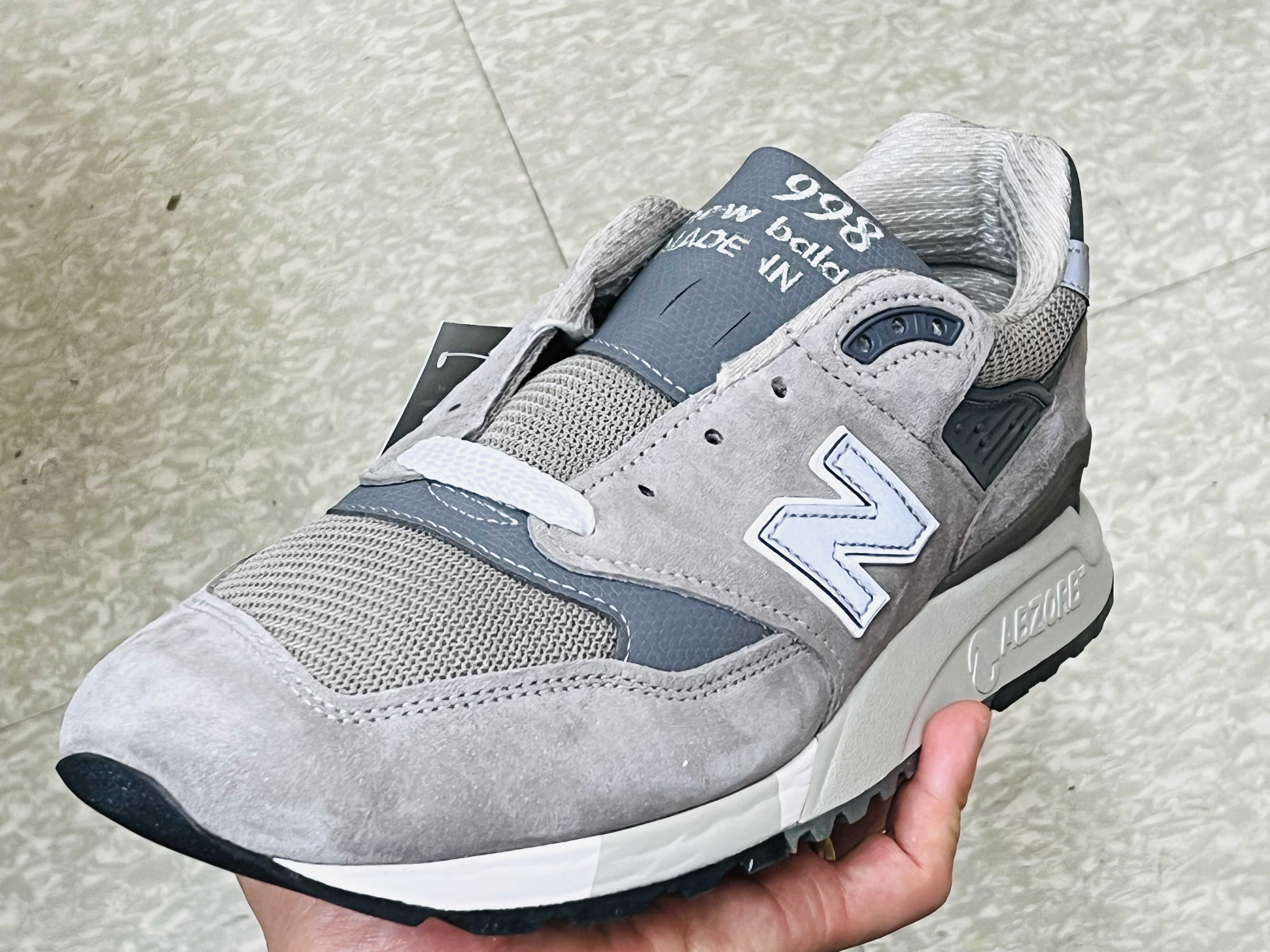 New Balance 998 Core Made in USA Grey Silver 착용 스타일 - 3