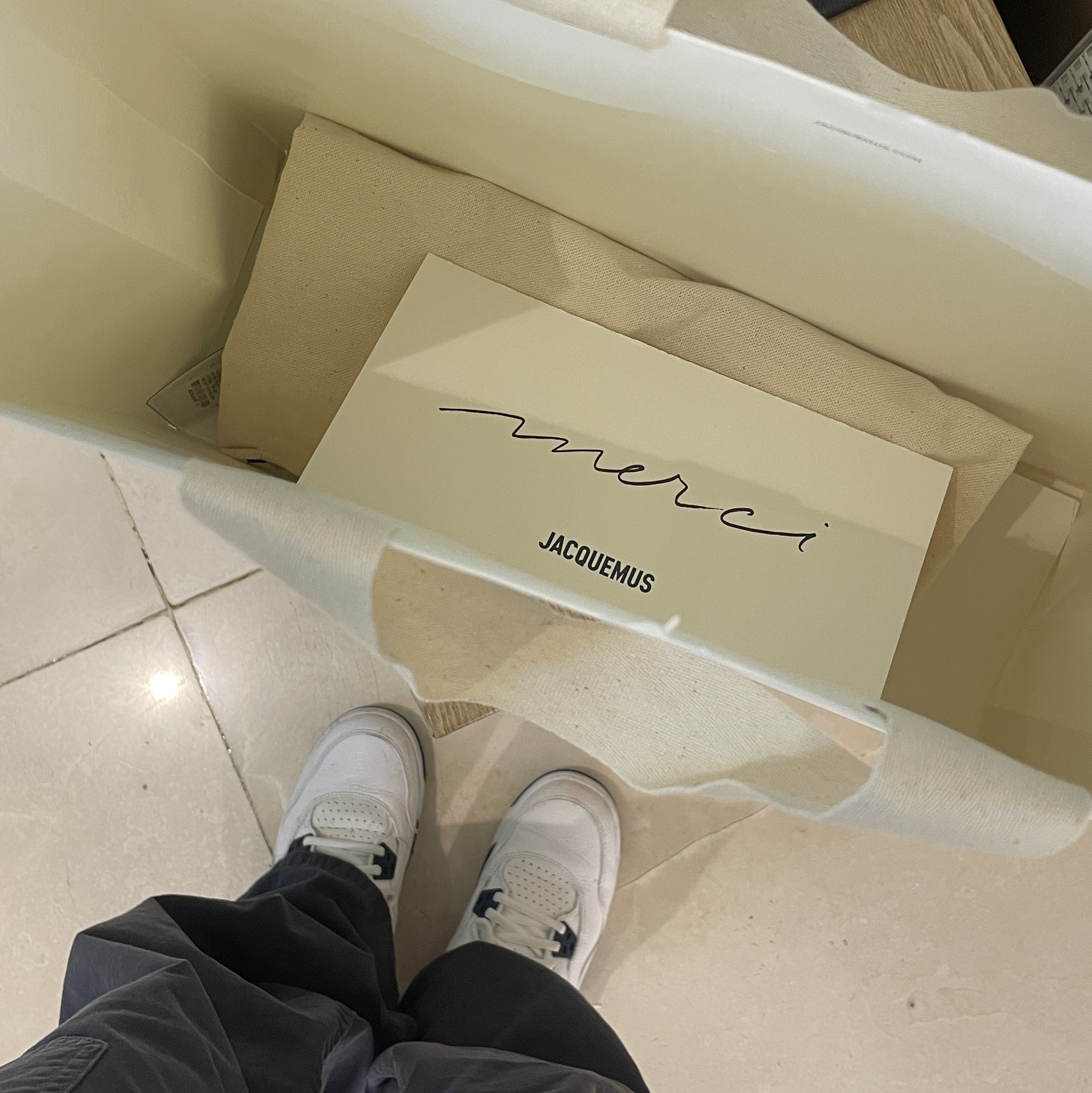(GS) Jordan 4 Retro Columbia 2015, Jacquemus Le Chiquito Homme Mini Handbag Dark Navy 착용 스타일 - 4