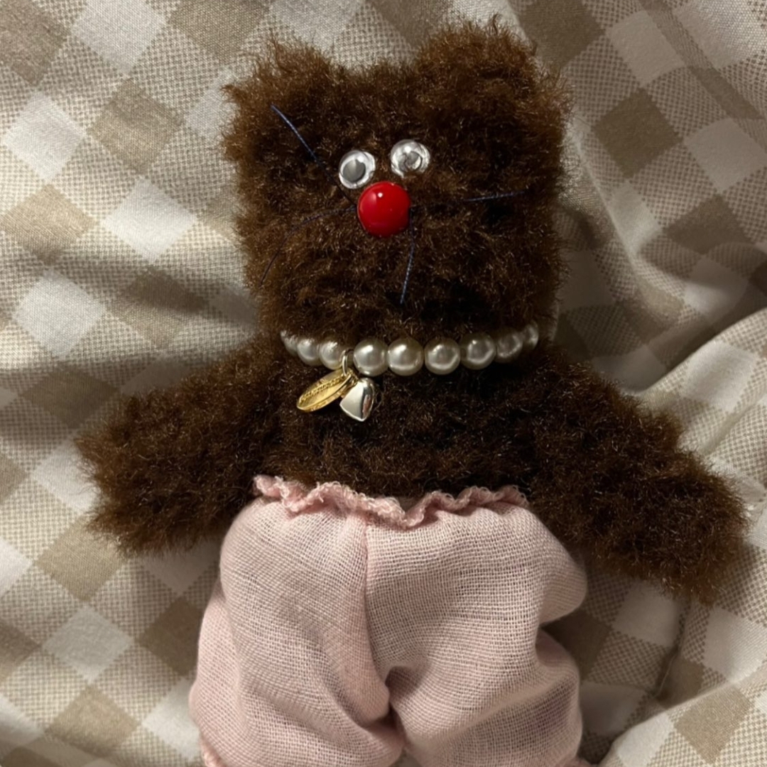 Monamhee Bred Keyring with Pink Pants Brown 착용 스타일
