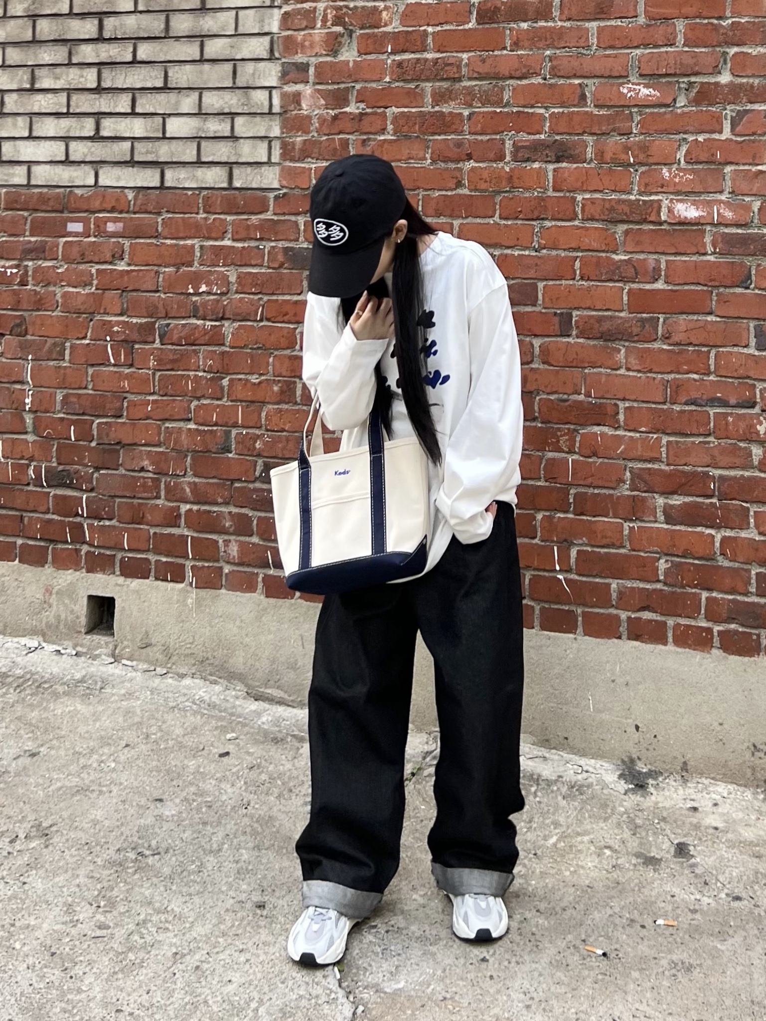 Zara x Ader Error Graphic Long Sleeve T-Shirt Scratch White, Dada Logo Cap Black White 착용 스타일 - 1
