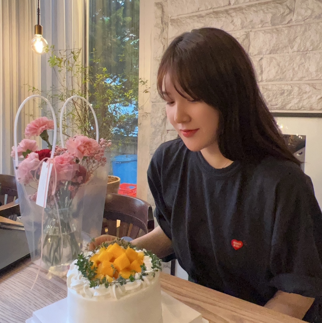 휴먼 메이드 하트 뱃지 티셔츠 블랙 착용 스타일 - 4