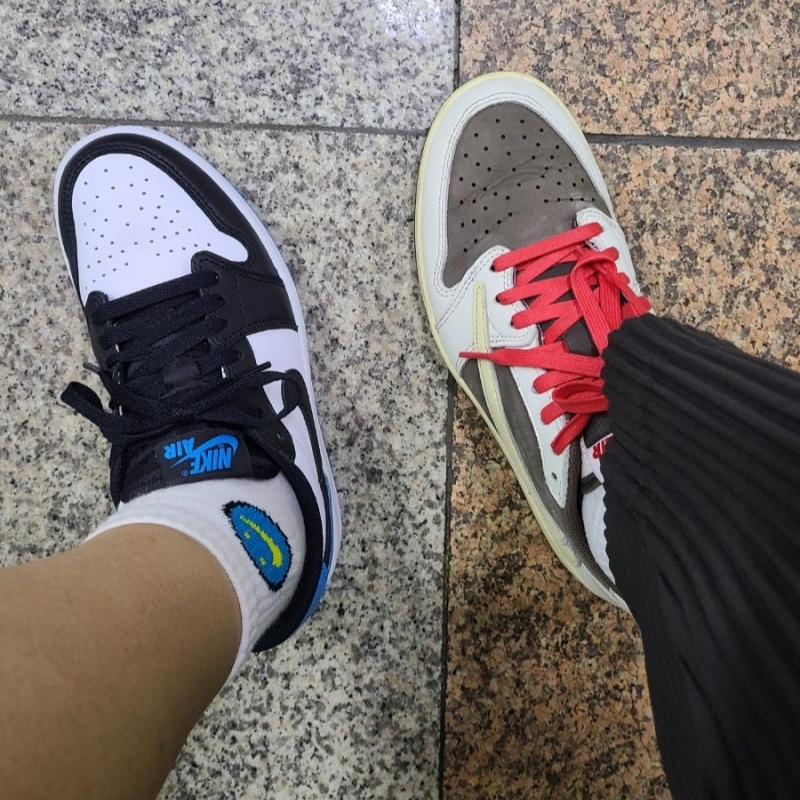 (W) Jordan 1 Retro Low OG Black and Dark Powder Blue, Jordan 1 x Travis Scott Retro Low OG SP Sail and Ridgerock 착용 스타일 - 2