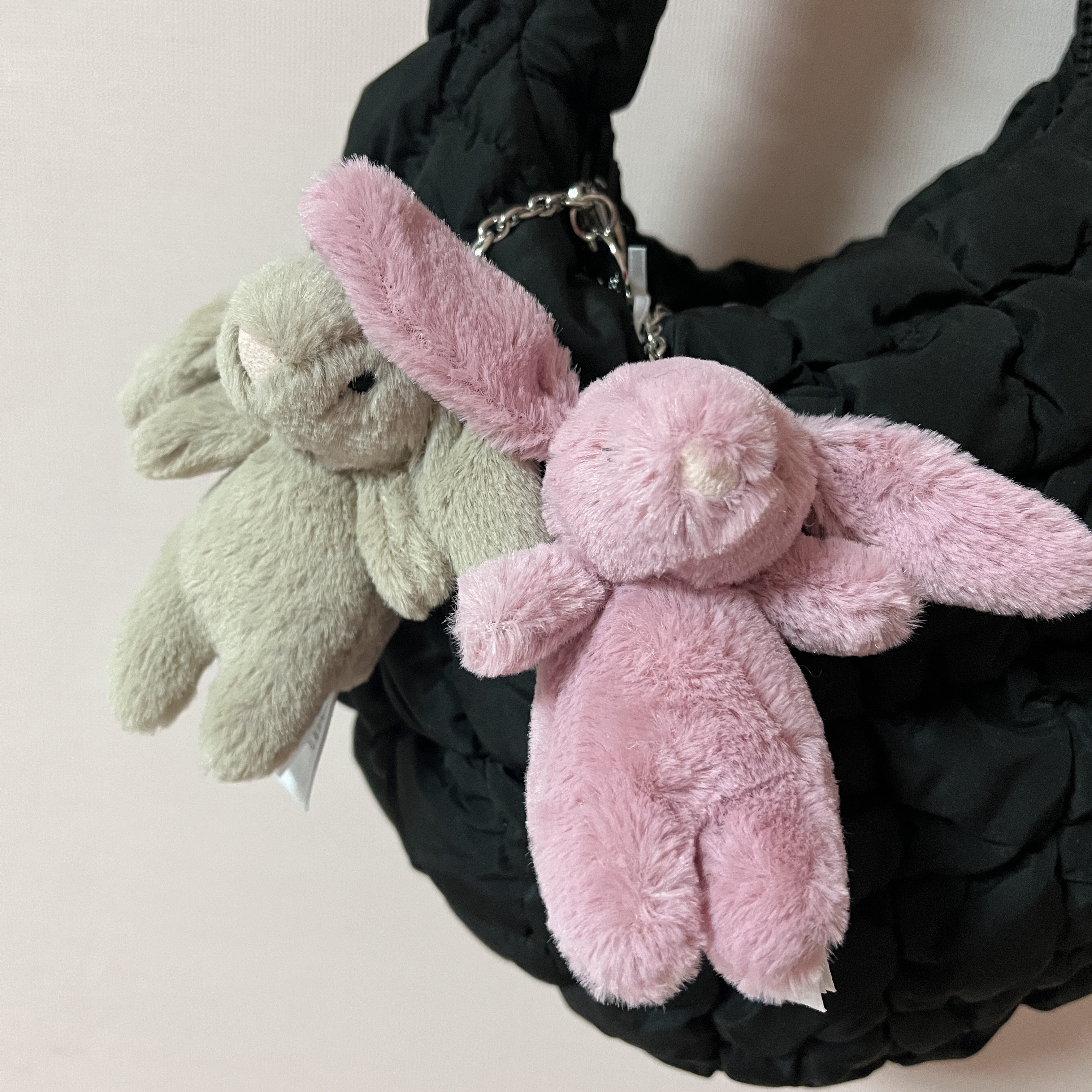 Jellycat Bashful Bunny Bag Charm Tulip, COS Quilted Mini Bag Black 착용 스타일