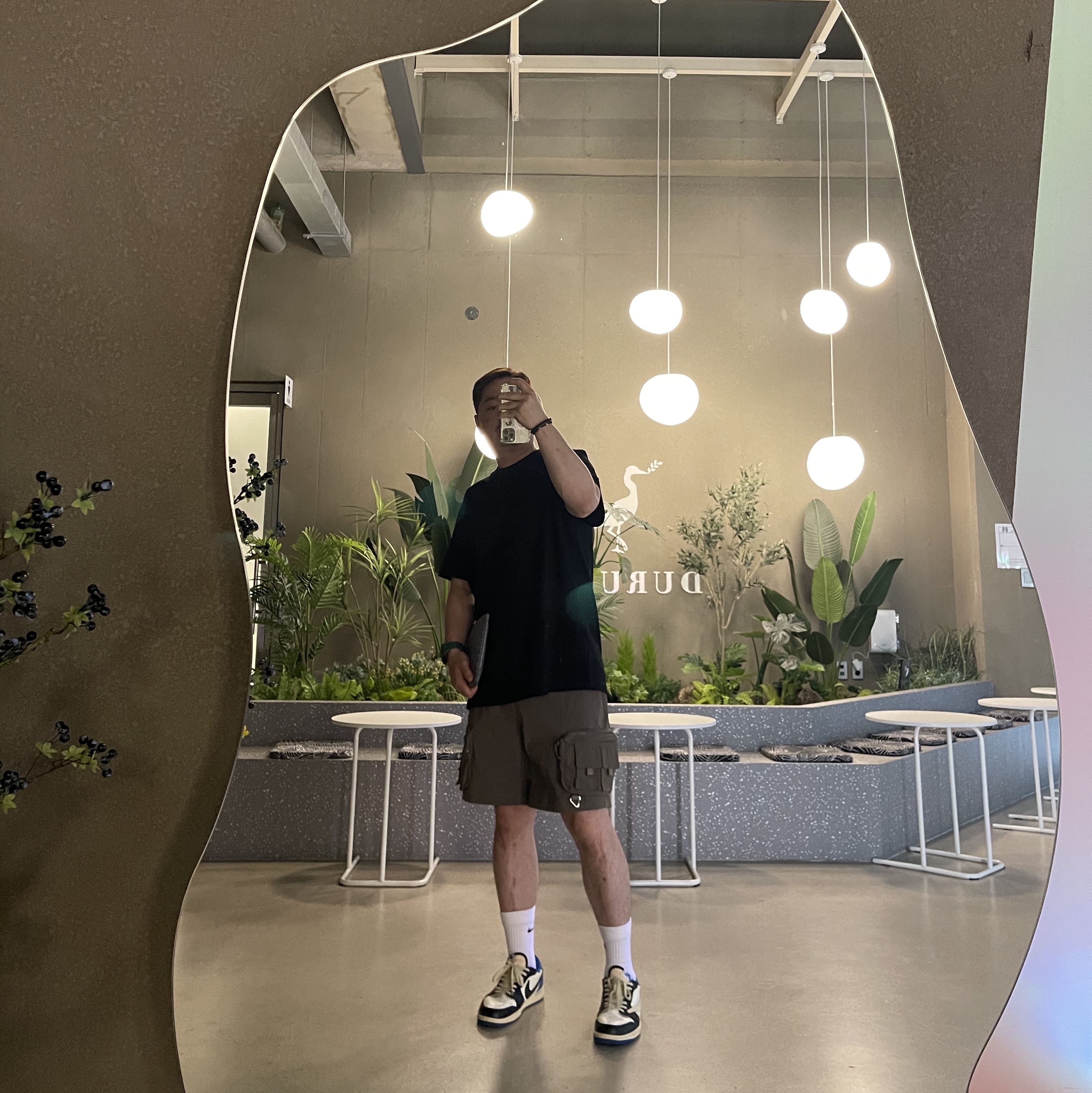 Wooyoungmi Flower Print Back Logo T-Shirt Black - 23SS, Jordan 1 x Travis Scott x Fragment Retro Low OG SP Military Blue 착용 스타일 - 1