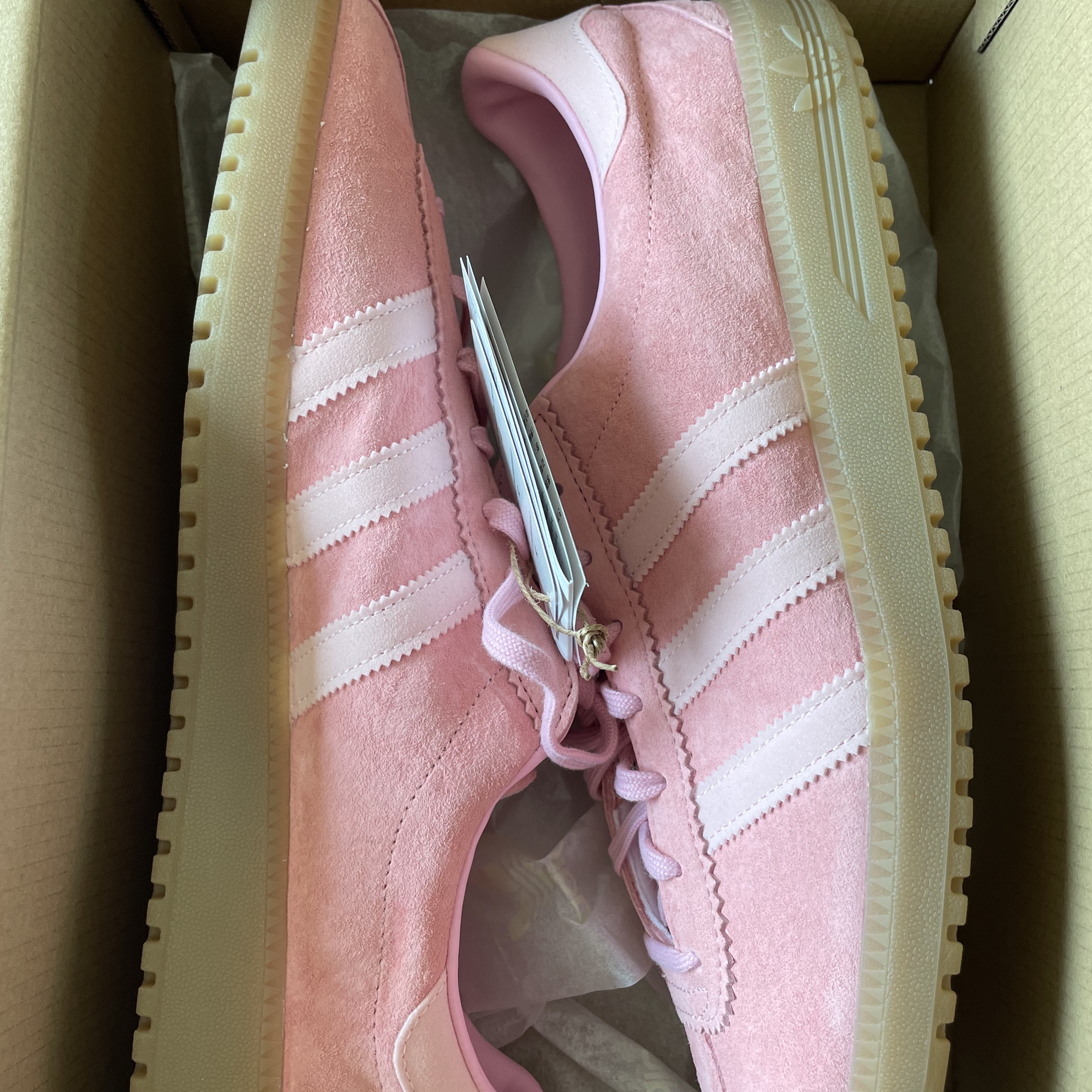 Adidas Bermuda Glow Pink 착용 스타일
