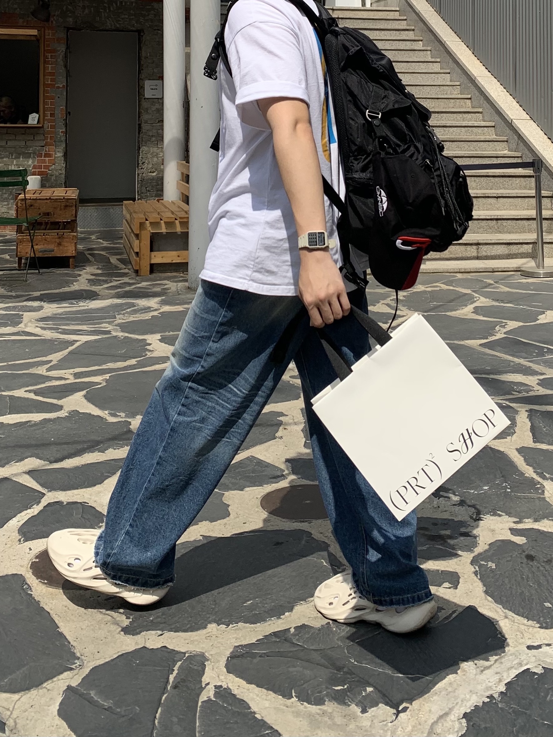 Adidas Yeezy Foam RNNR Sand 착용 스타일 - 2