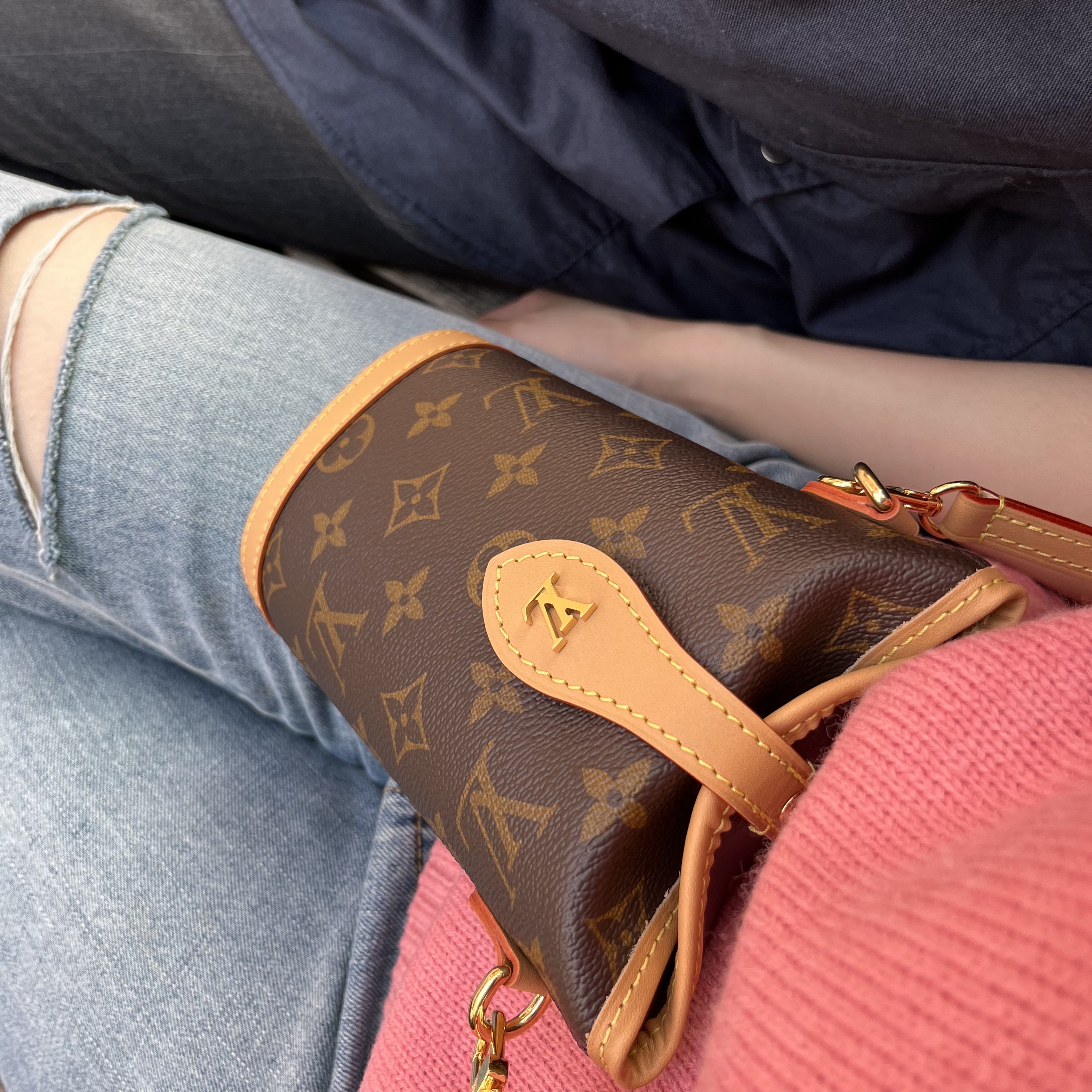 Louis Vuitton Fold Me Pouch Monogram 착용 스타일