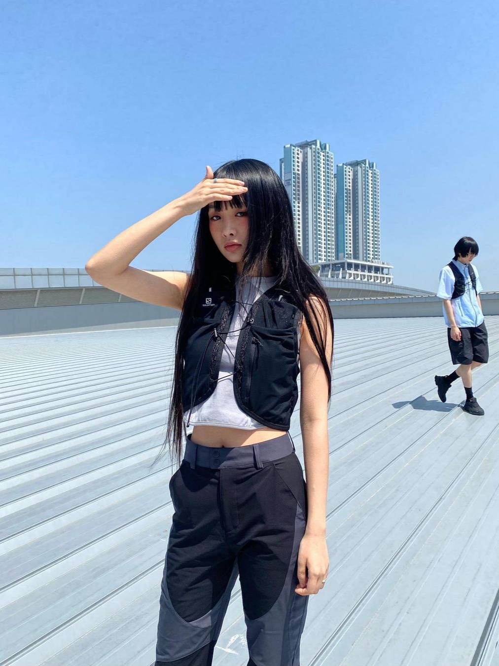 Art of Field Slit Mesh Sleeveless Shirt Blue Gray, Art of Field Bootscut Long Pants Black 착용 스타일