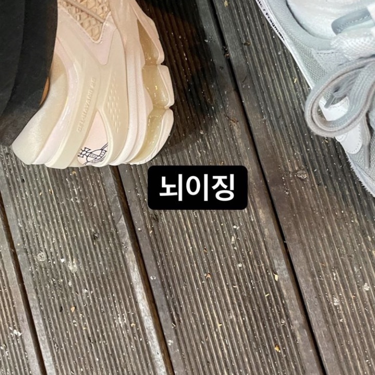 아식스 x 비비안 웨스트우드 젤 카야노 26 버치 화이트, 나이키 x 사카이 x 프라그먼트 LD와플 라이트 스모크 그레이 착용 스타일
