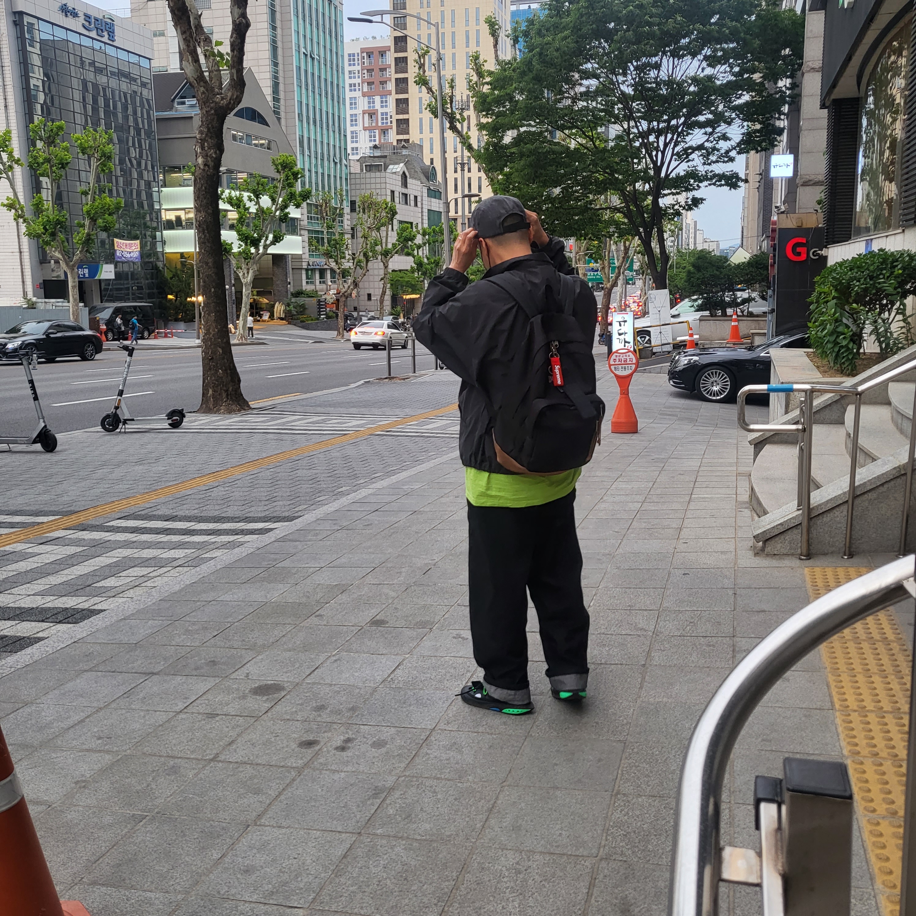 Supreme Webbing Keychain Red - 23SS, Nike x Off-White Blazer Low '77 Black and Electro Green 착용 스타일