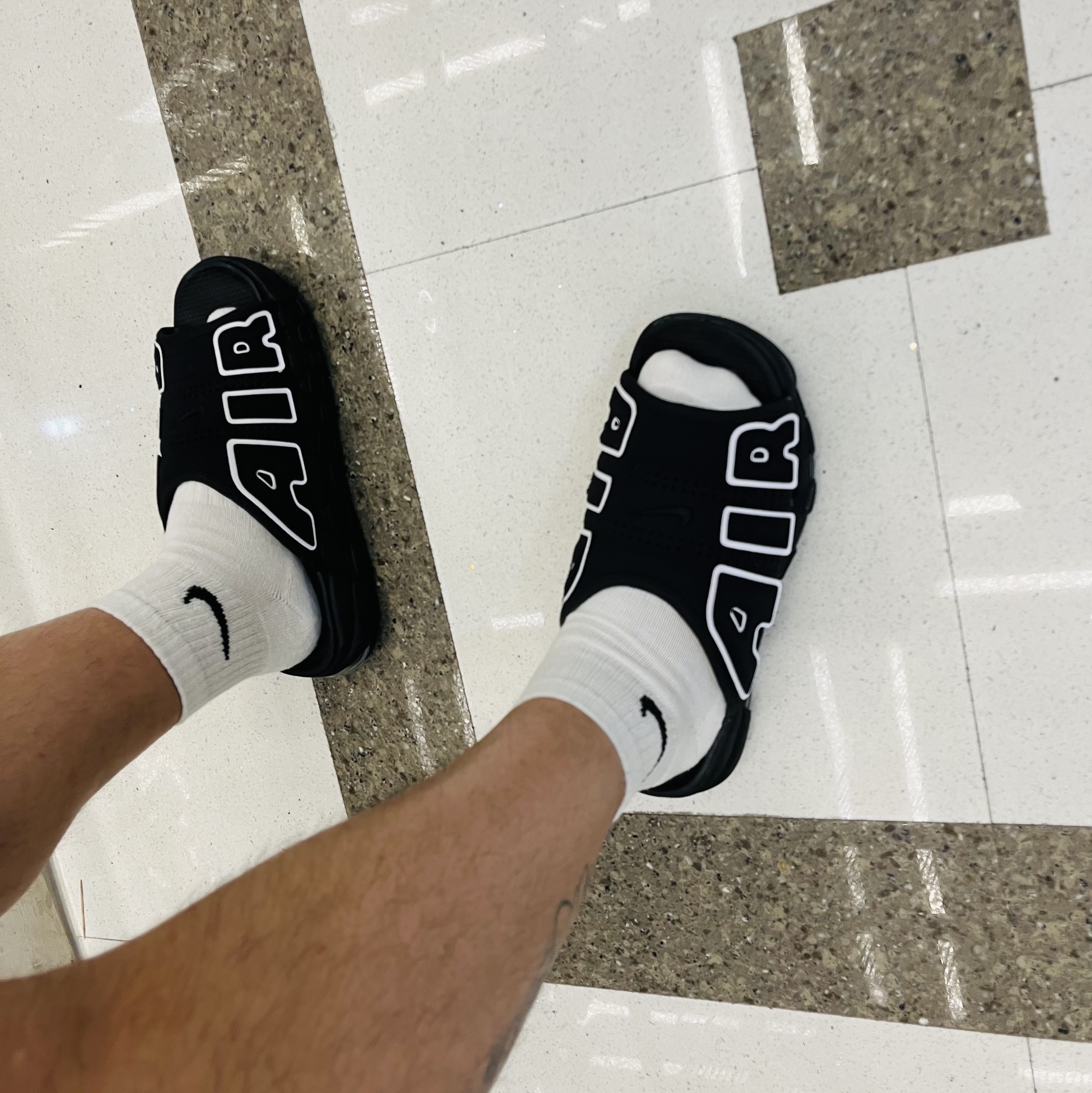 Nike Air More Uptempo Slide Black White 착용 스타일