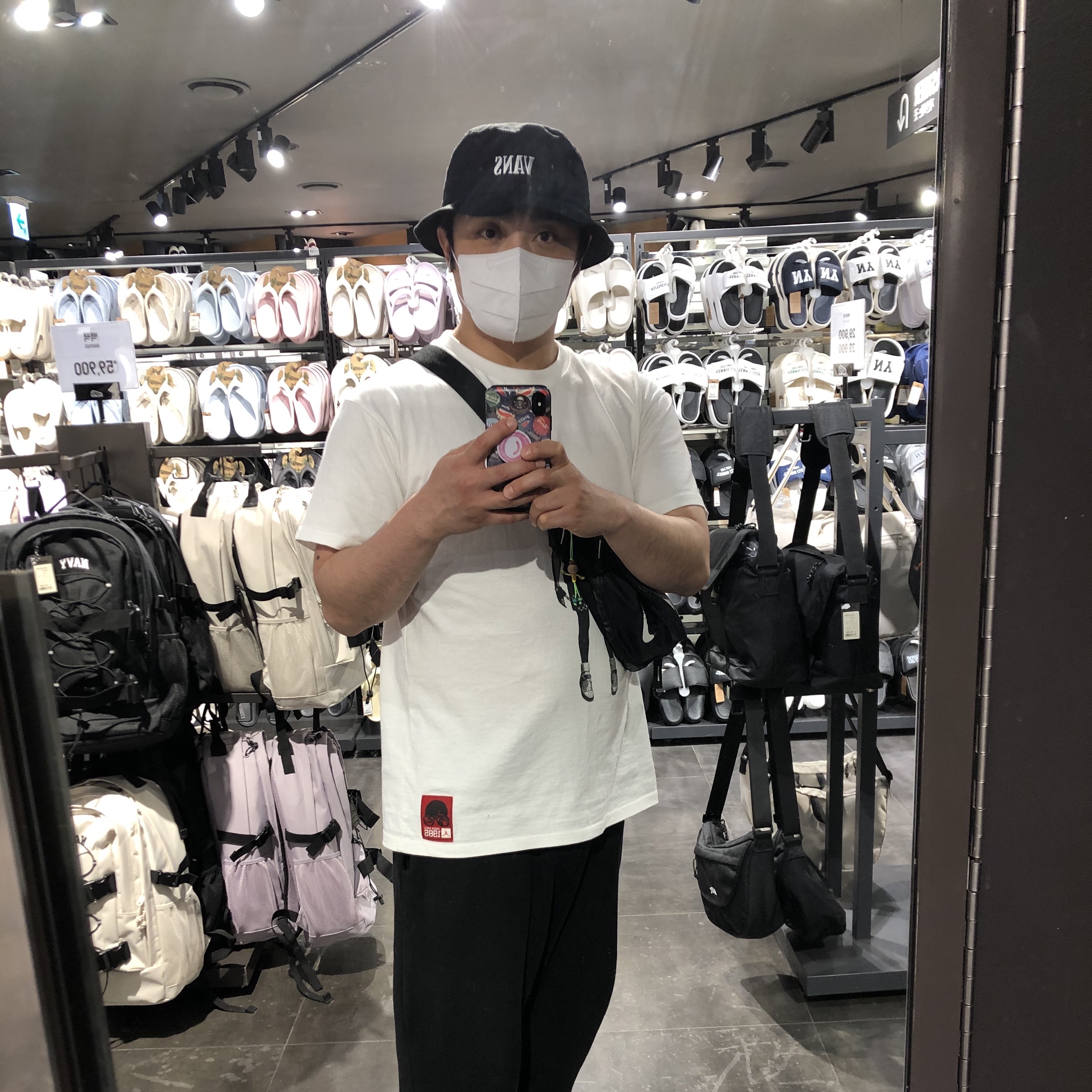 Adidas Superstar White Black 착용 스타일 - 2