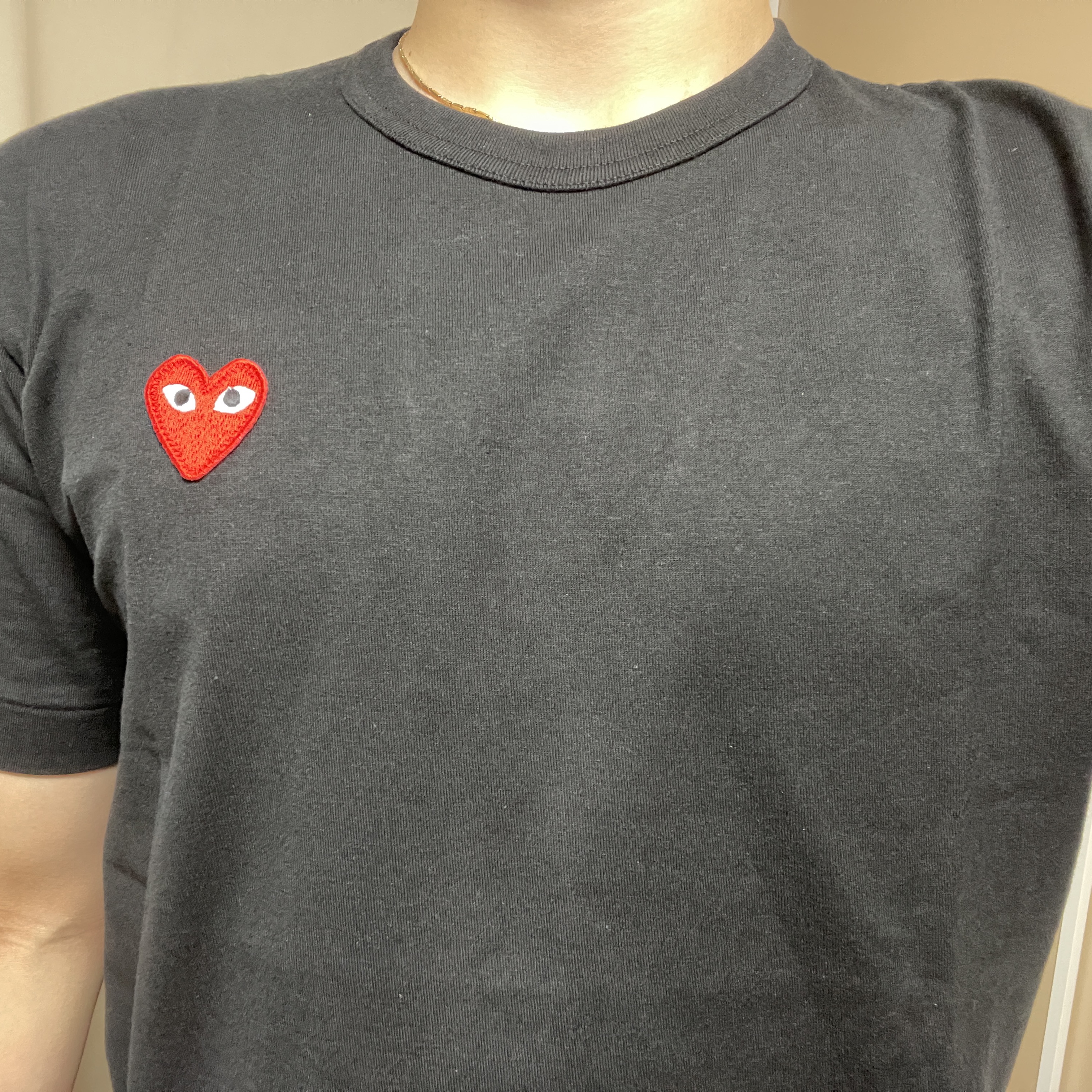 Play Comme des Garcons Red Heart T-Shirt Black 착용 스타일