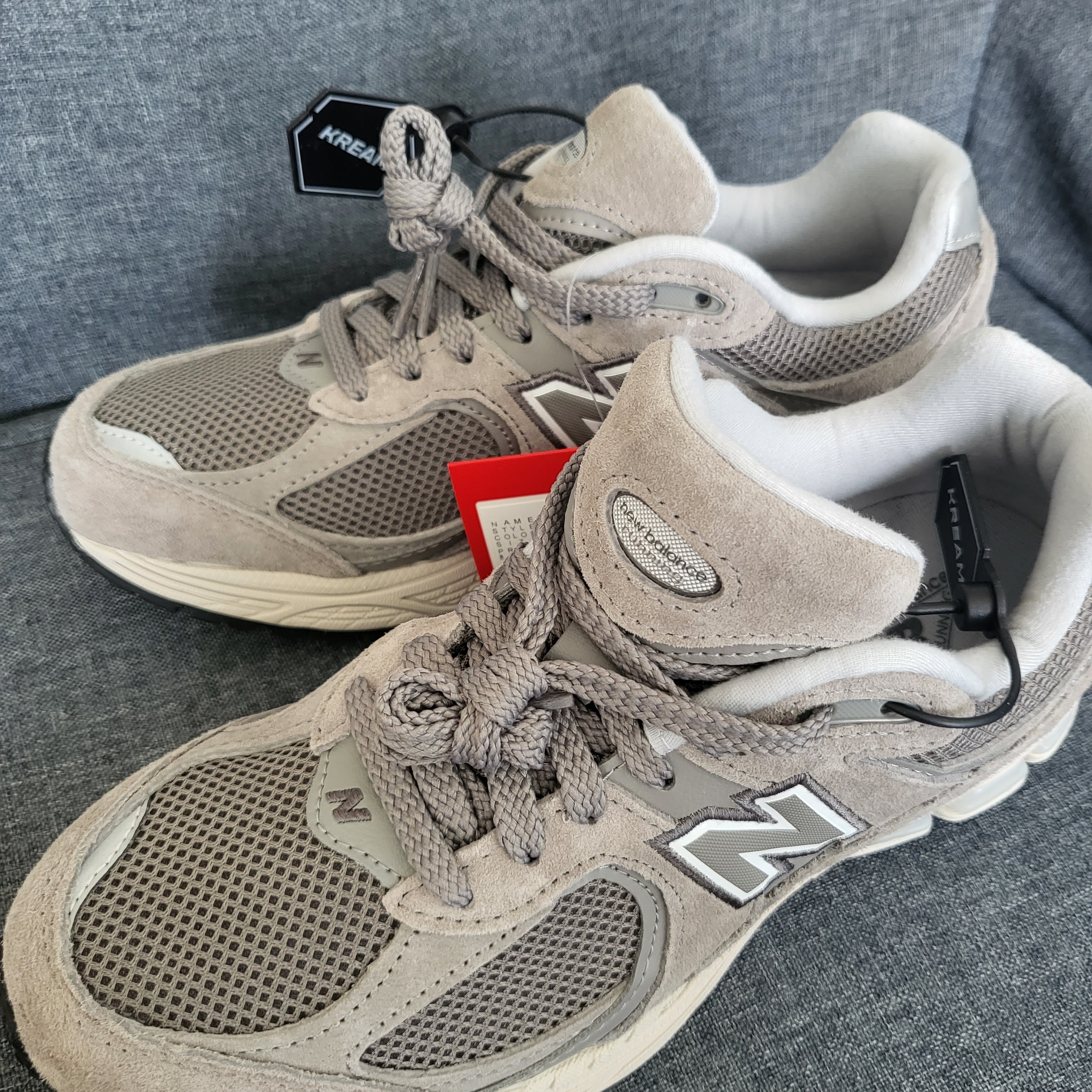 New Balance 2002R Grey 착용 스타일
