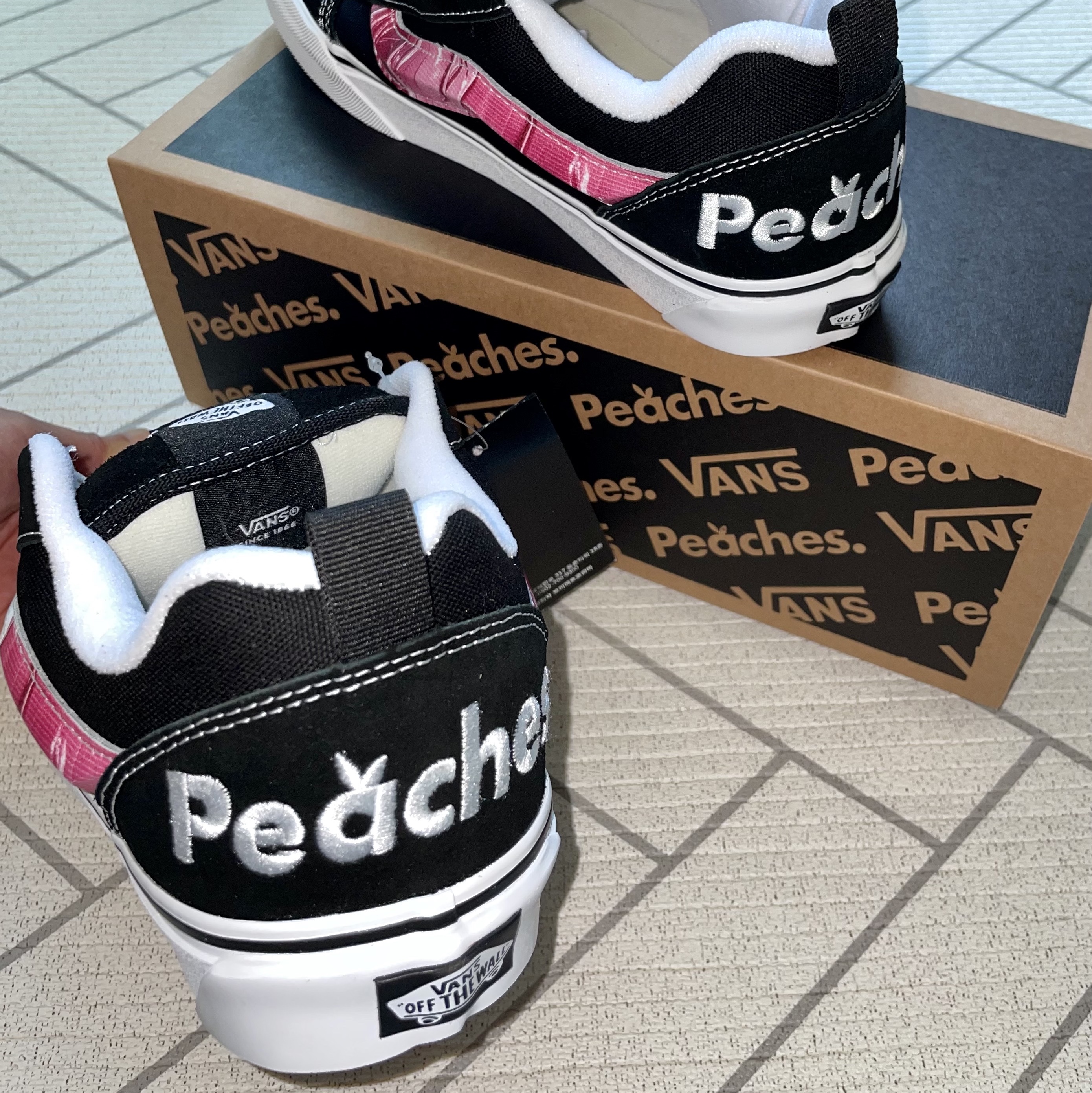 Vans x Peaches. Knu-Skool Black Pink 착용 스타일 - 2