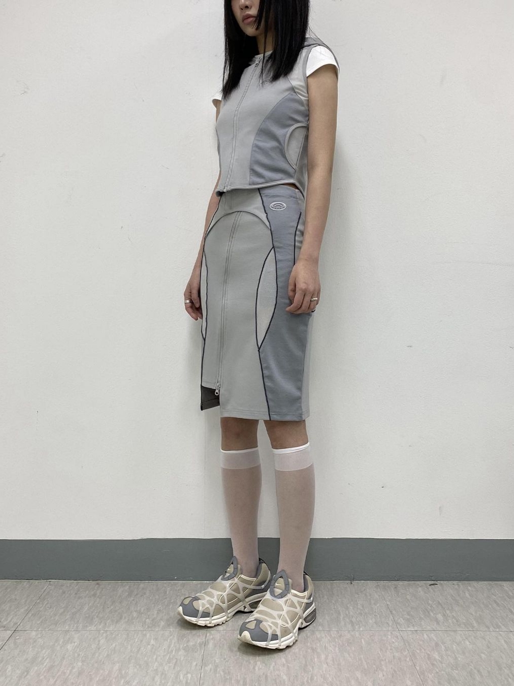 Art of Field Short Hooded Vest Jacket Lihgt Gray, Art of Field Unbalanced Midi Skirt Light Gray 착용 스타일