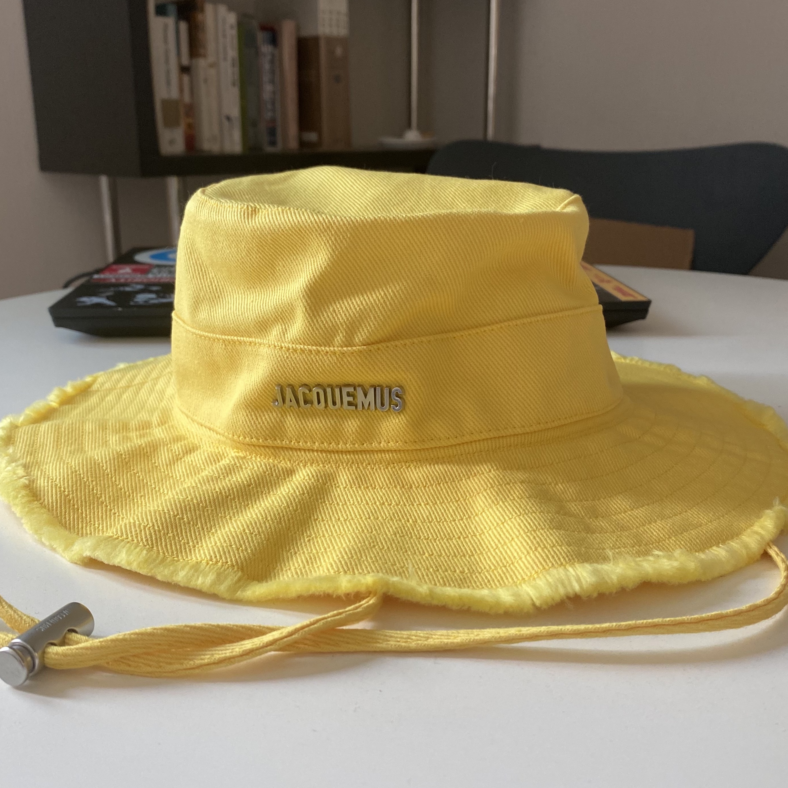 Jacquemus Le Bob Artichaut Bucket Hat Yellow 착용 스타일
