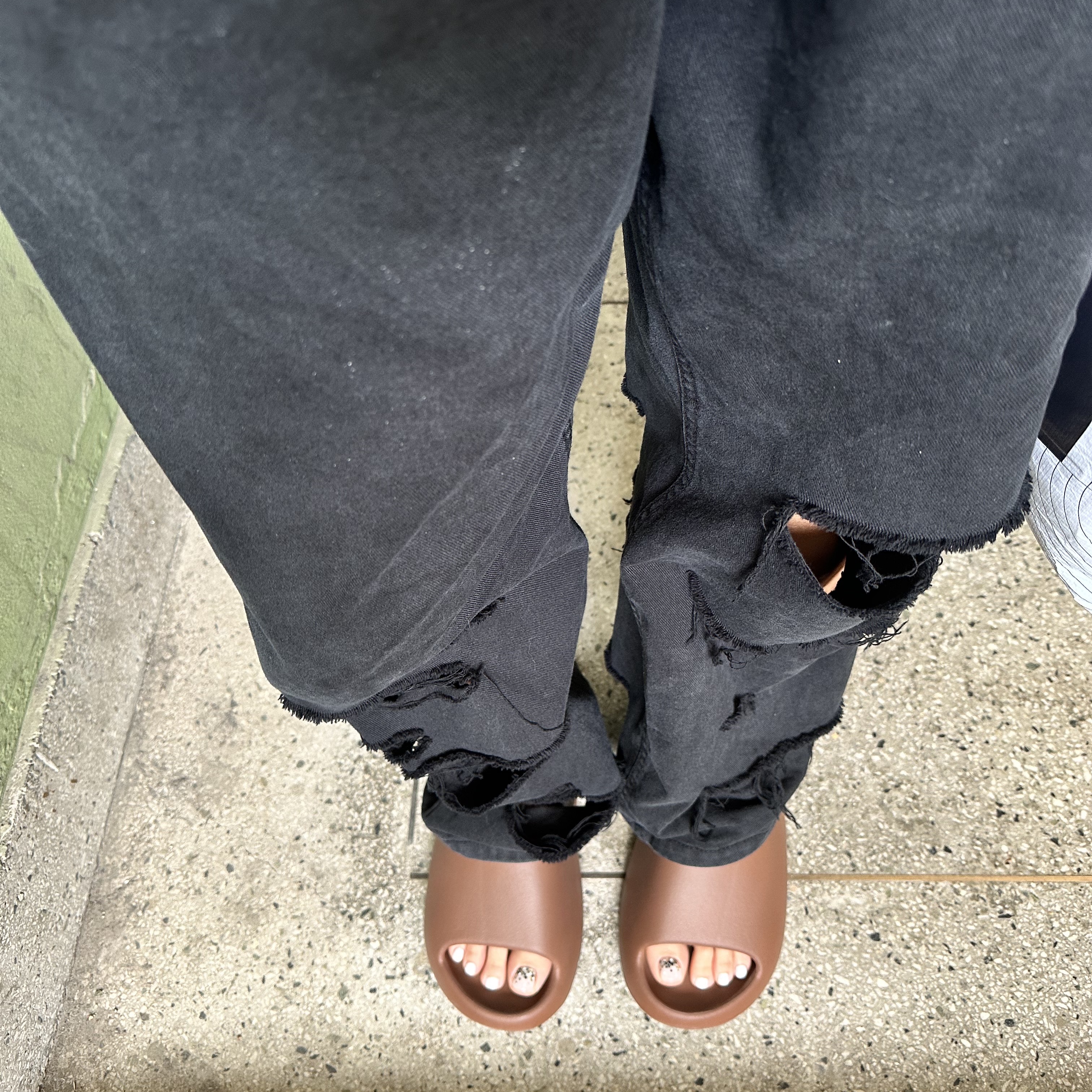 Adidas Yeezy Slide Flax 착용 스타일