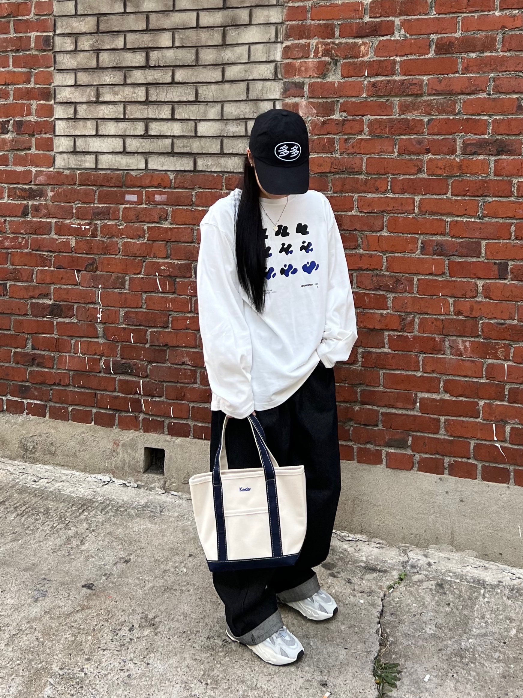 Zara x Ader Error Graphic Long Sleeve T-Shirt Scratch White, Dada Logo Cap Black White 착용 스타일 - 4