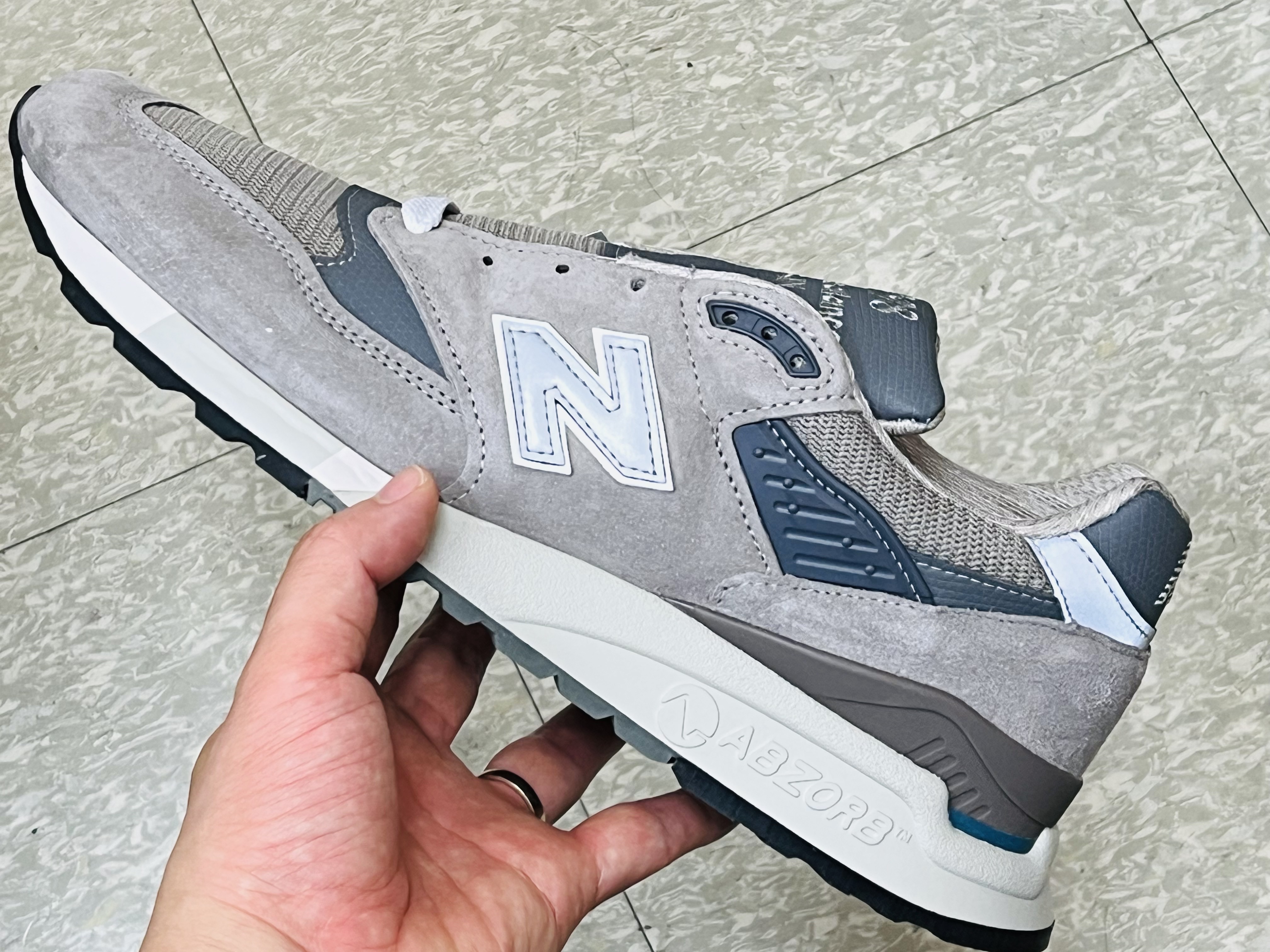 New Balance 998 Core Made in USA Grey Silver 착용 스타일 - 1