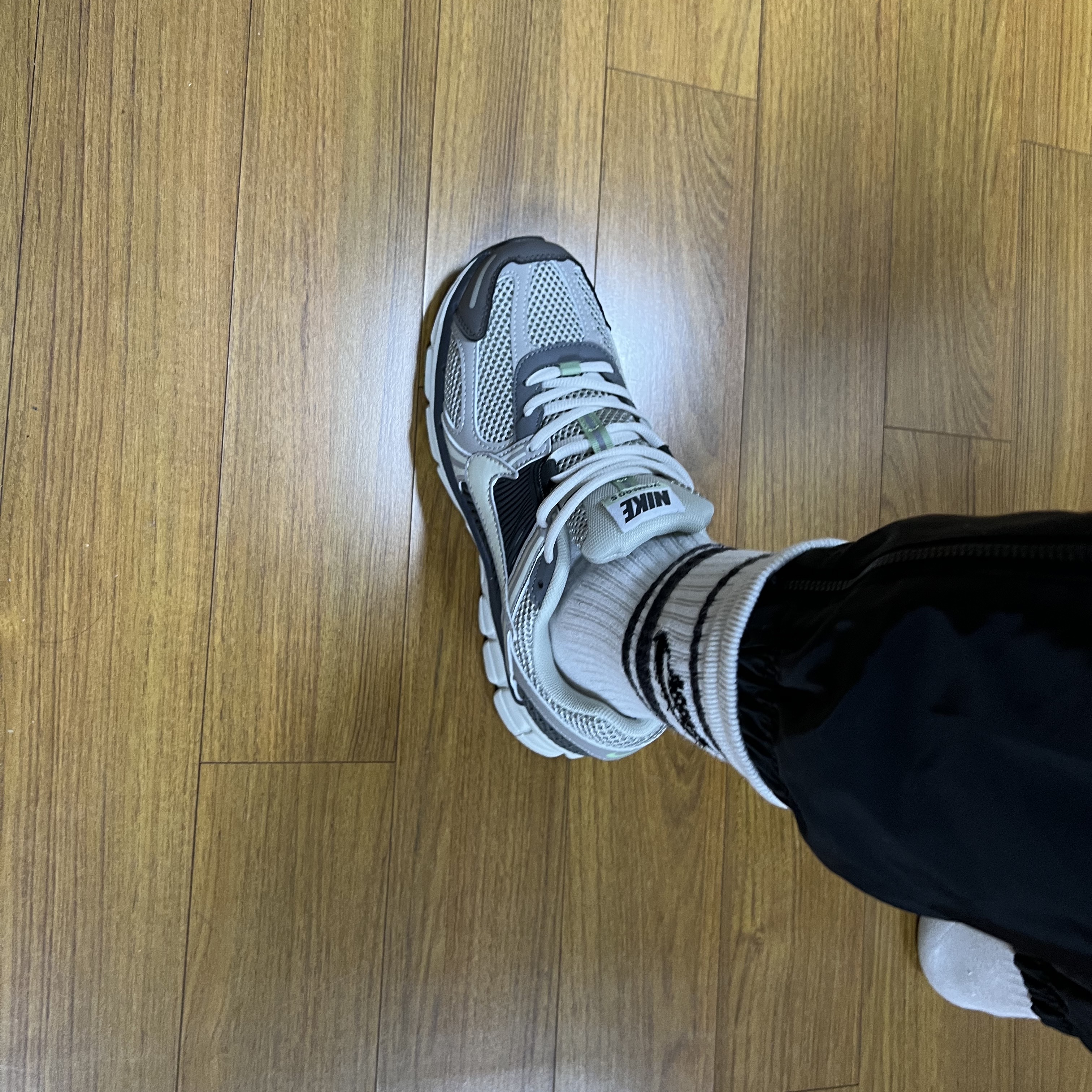 (W) Nike Zoom Vomero 5 Cobblestone and Flat Pewter 착용 스타일 - 1