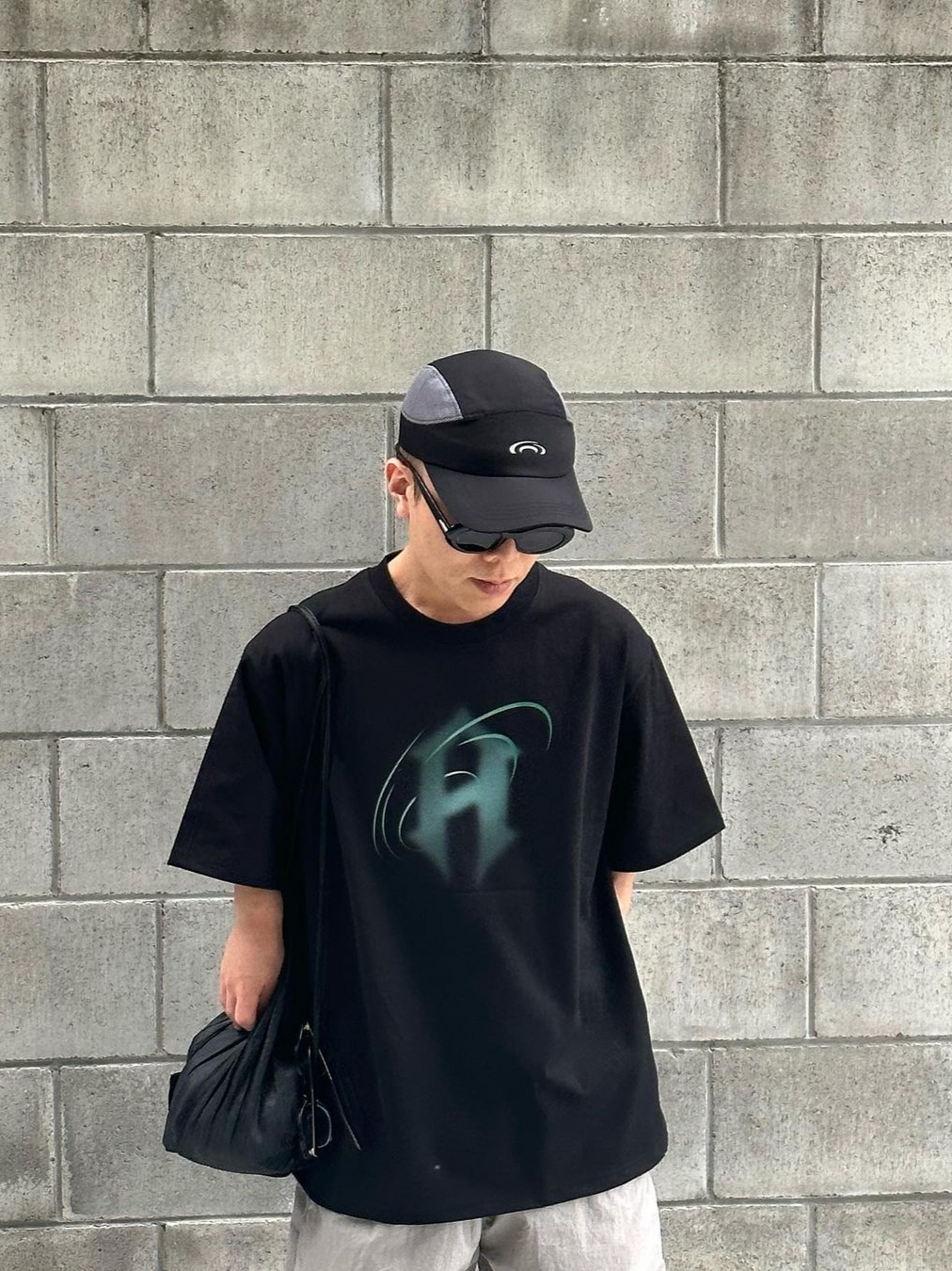 Art of Field Mesh Camp Cap Black, Art of Field Trail Graphic Short Sleeved T-Shirt Black 착용 스타일