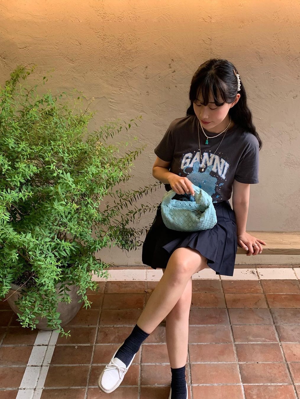 (W) Ganni Relaxed Dream Bunny T-Shirt Volcanic Ash 착용 스타일
