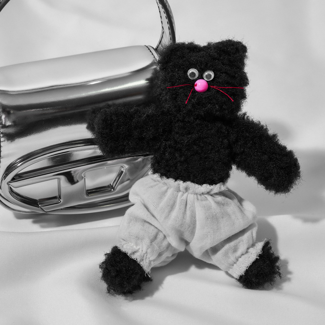 [KREAM 단독] 모남희 블핑이 키링 하얀 빤쭈 블랙([KREAM 단독] Monamhee Beulpingi Keyring with White Pants Black) - 4