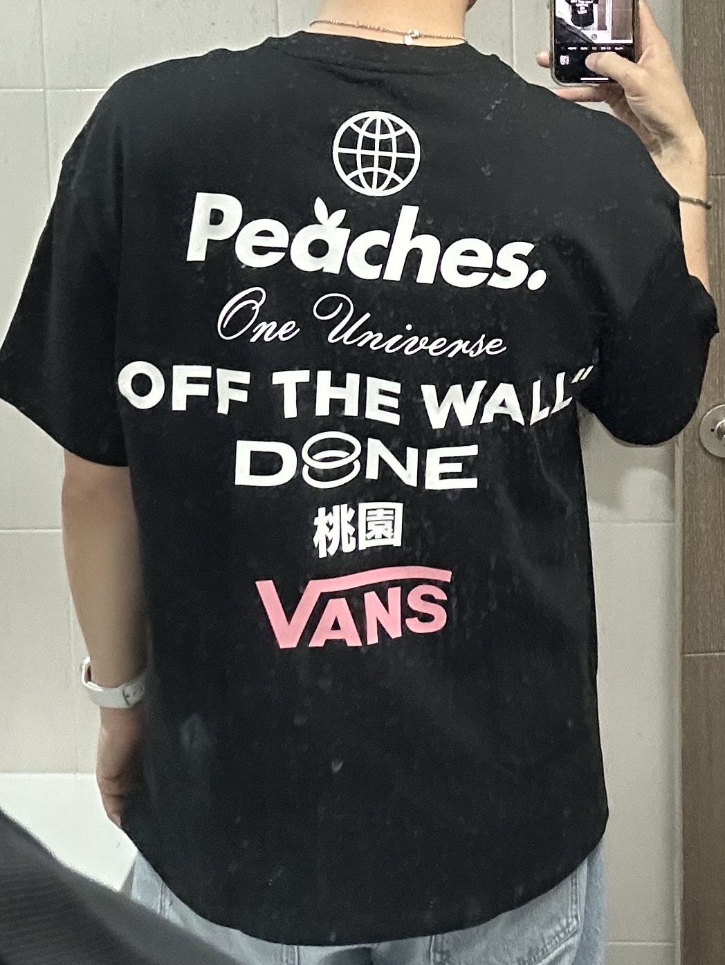 Vans x Peaches. Staple S/S T-Shirt Black 착용 스타일