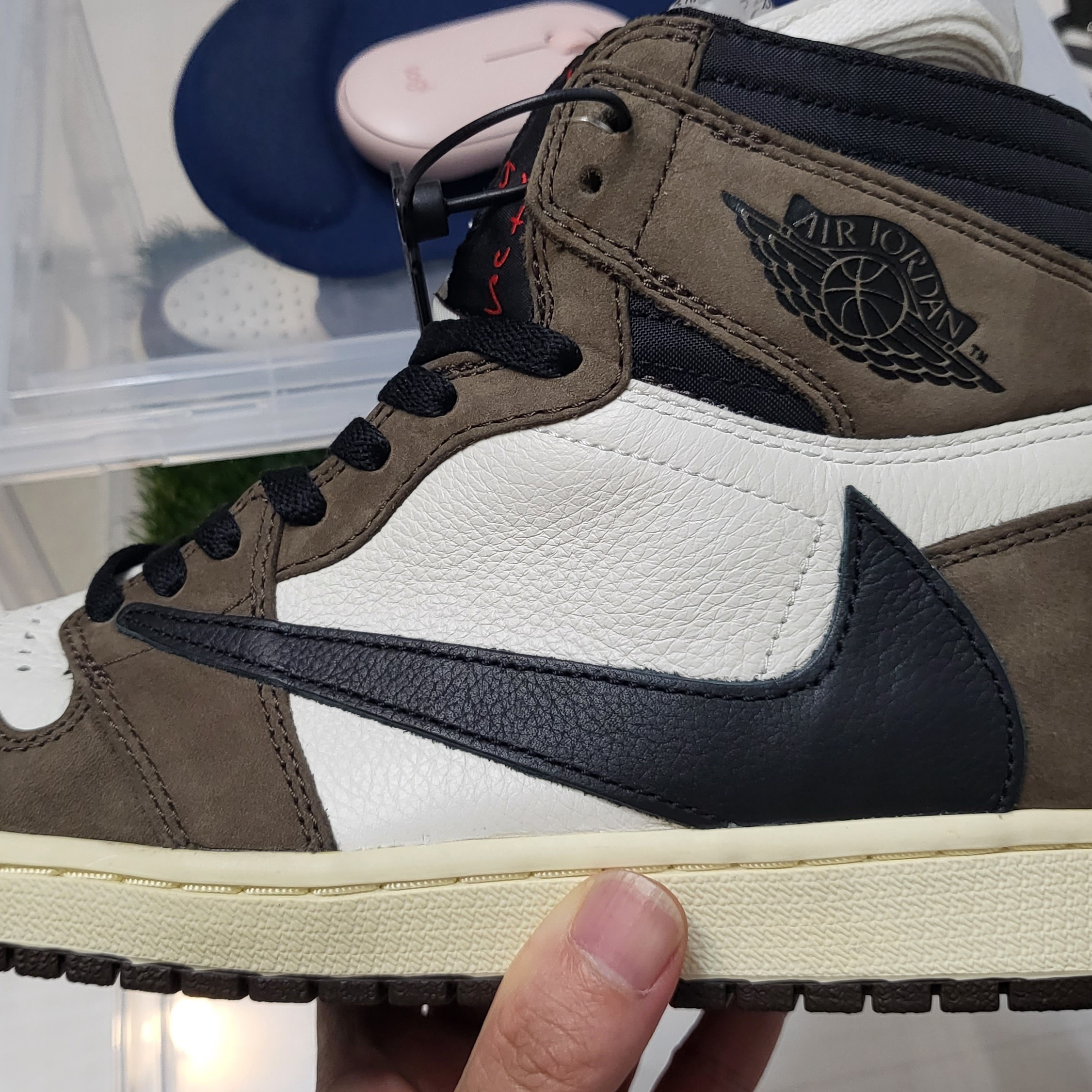 Jordan 1 x Travis Scott Retro High OG SP Mocha 착용 스타일 - 1