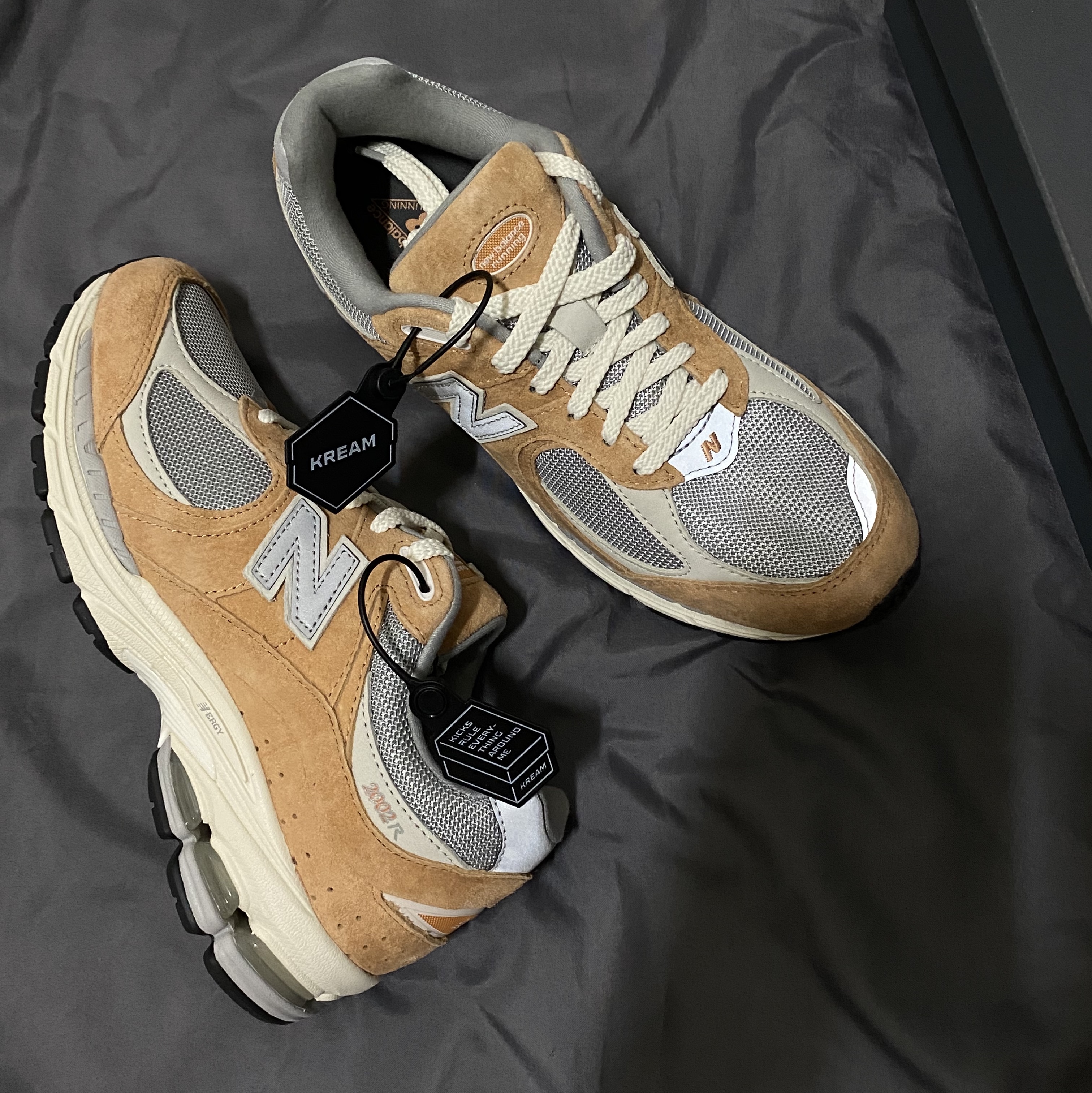 New Balance 2002R Special Vintage Beige 착용 스타일